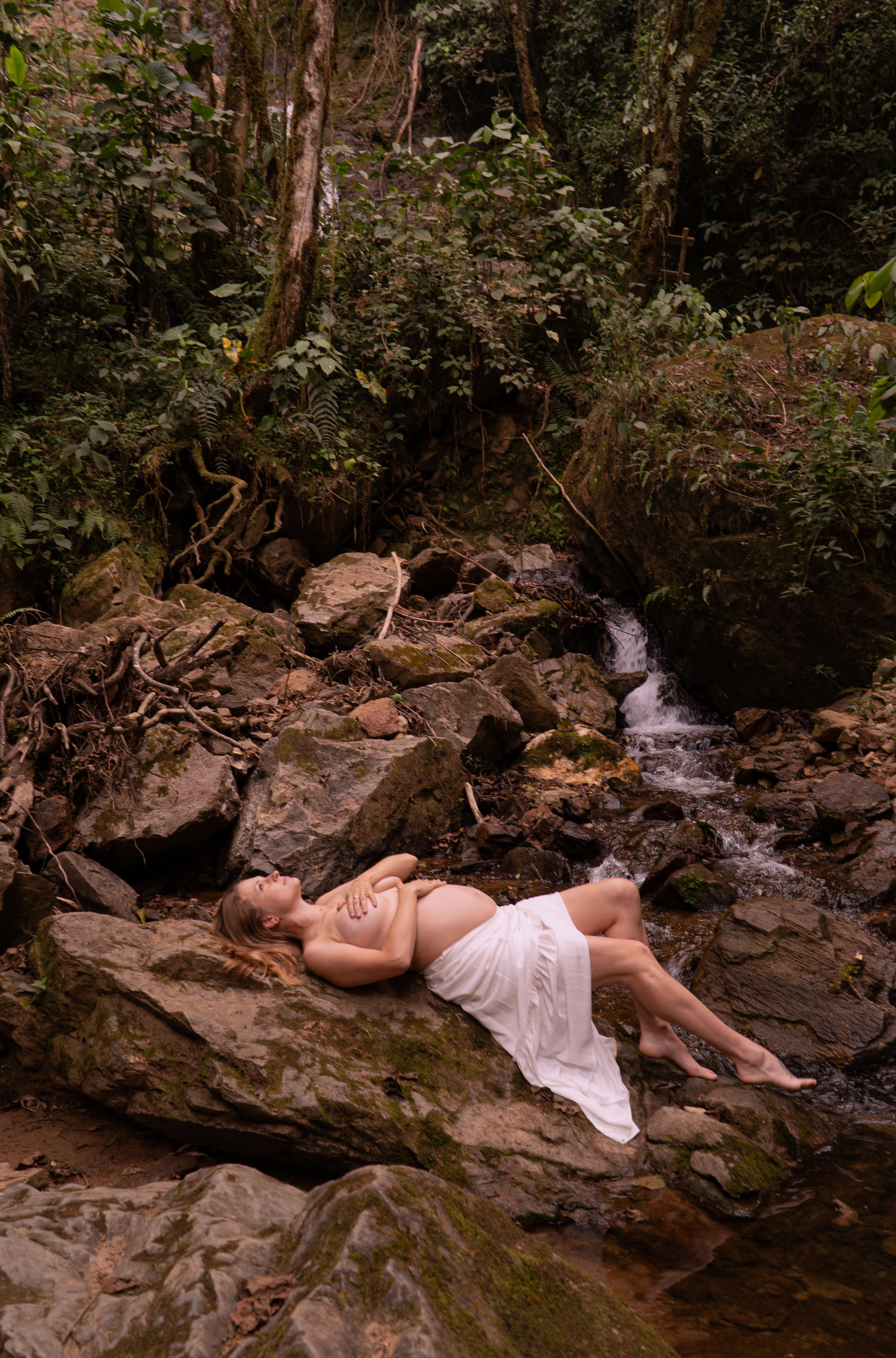 Olya y cascada / Olya and waterfall. Wedding Photographer in Barcelona and Medellin
