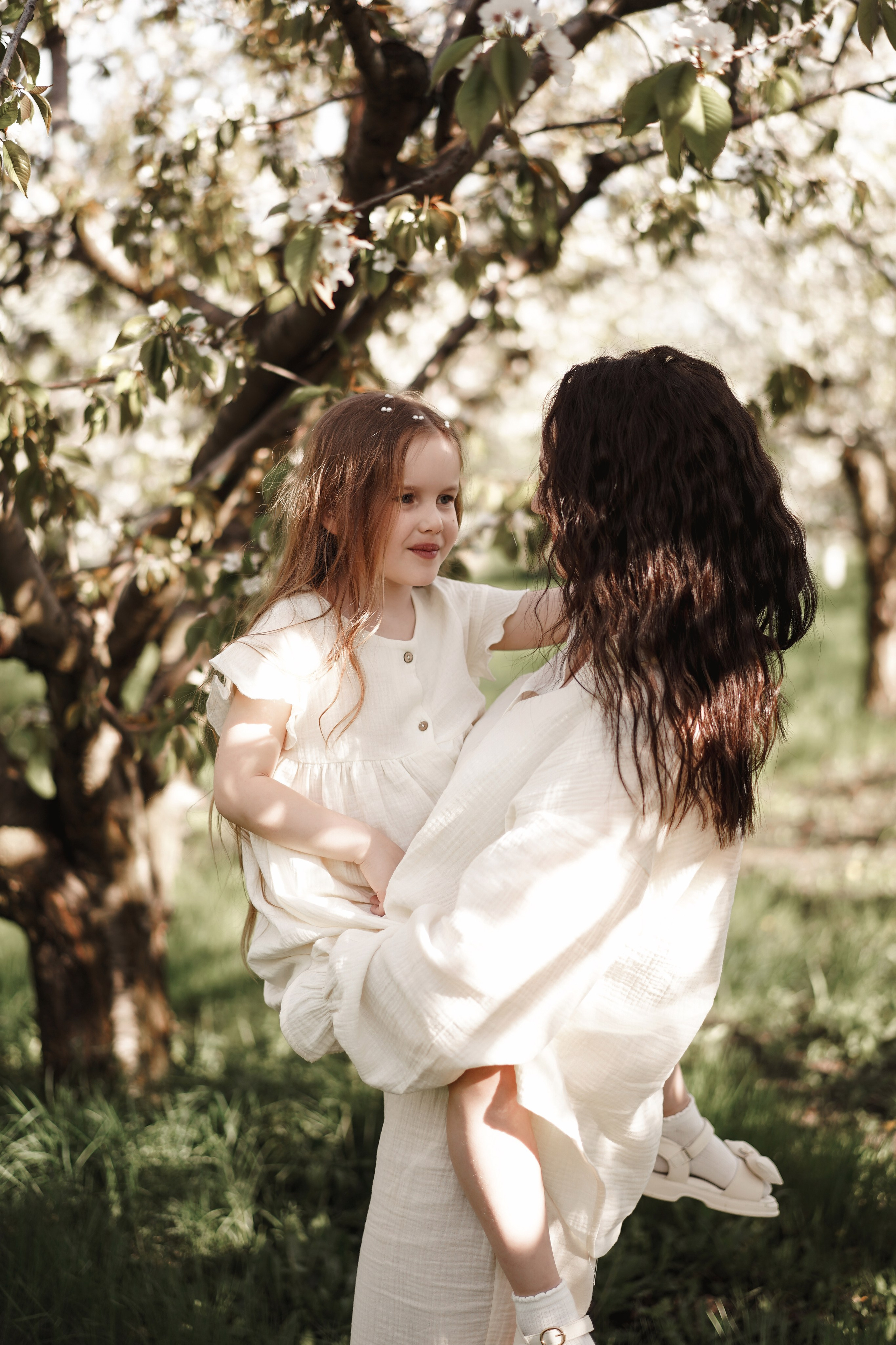 Семейная фотосессия на цветущих садах. Свадебный фотограф в Ростове-на-Дону. Таинство Крещения и Венчания, семейные фотосессии. Алёна Чёботова