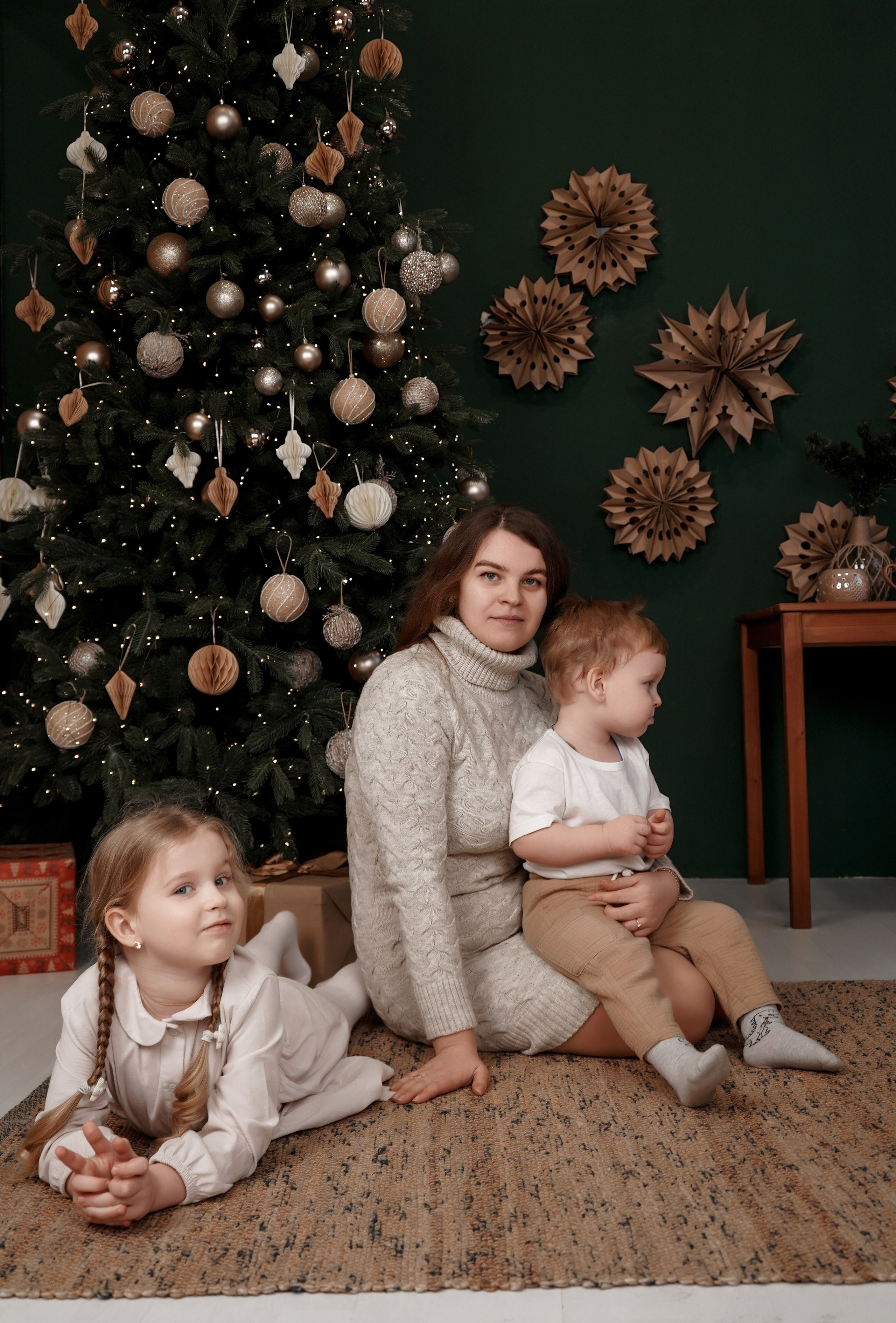 Новогодняя семейная фотосессия в фотостудии Рафинад. Фотограф Ростов-на-Дону и Новочеркасск. Свадебный фотограф в Ростове-на-Дону. Таинство Крещения и Венчания, семейные фотосессии. Алёна Чёботова