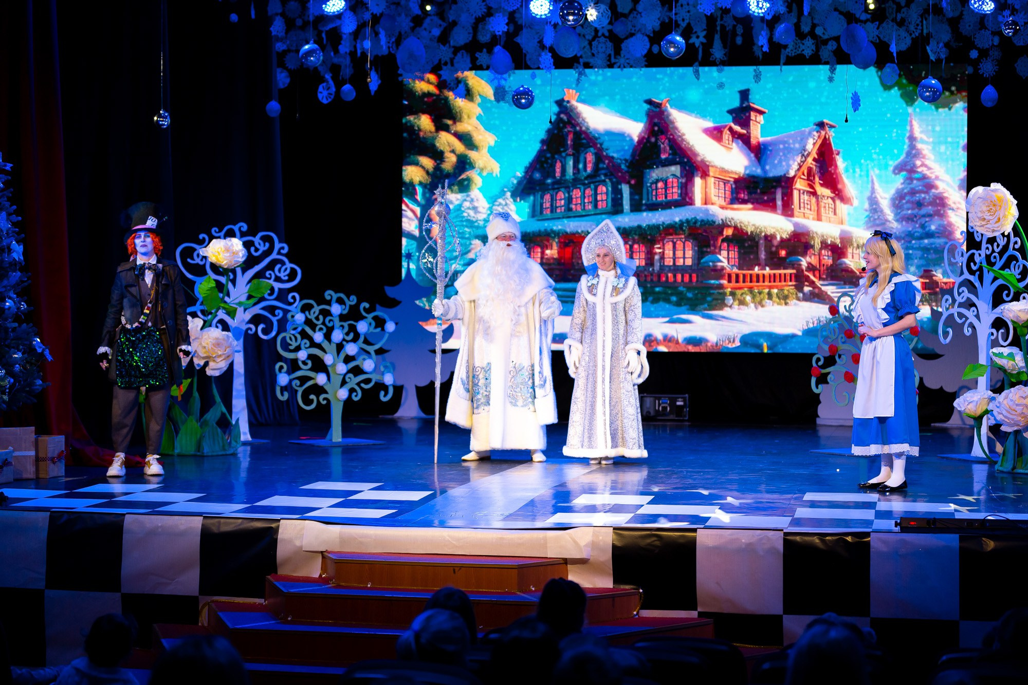 Спектакль в Доме культуры. Андрей Кровлин — фотограф в Славянке