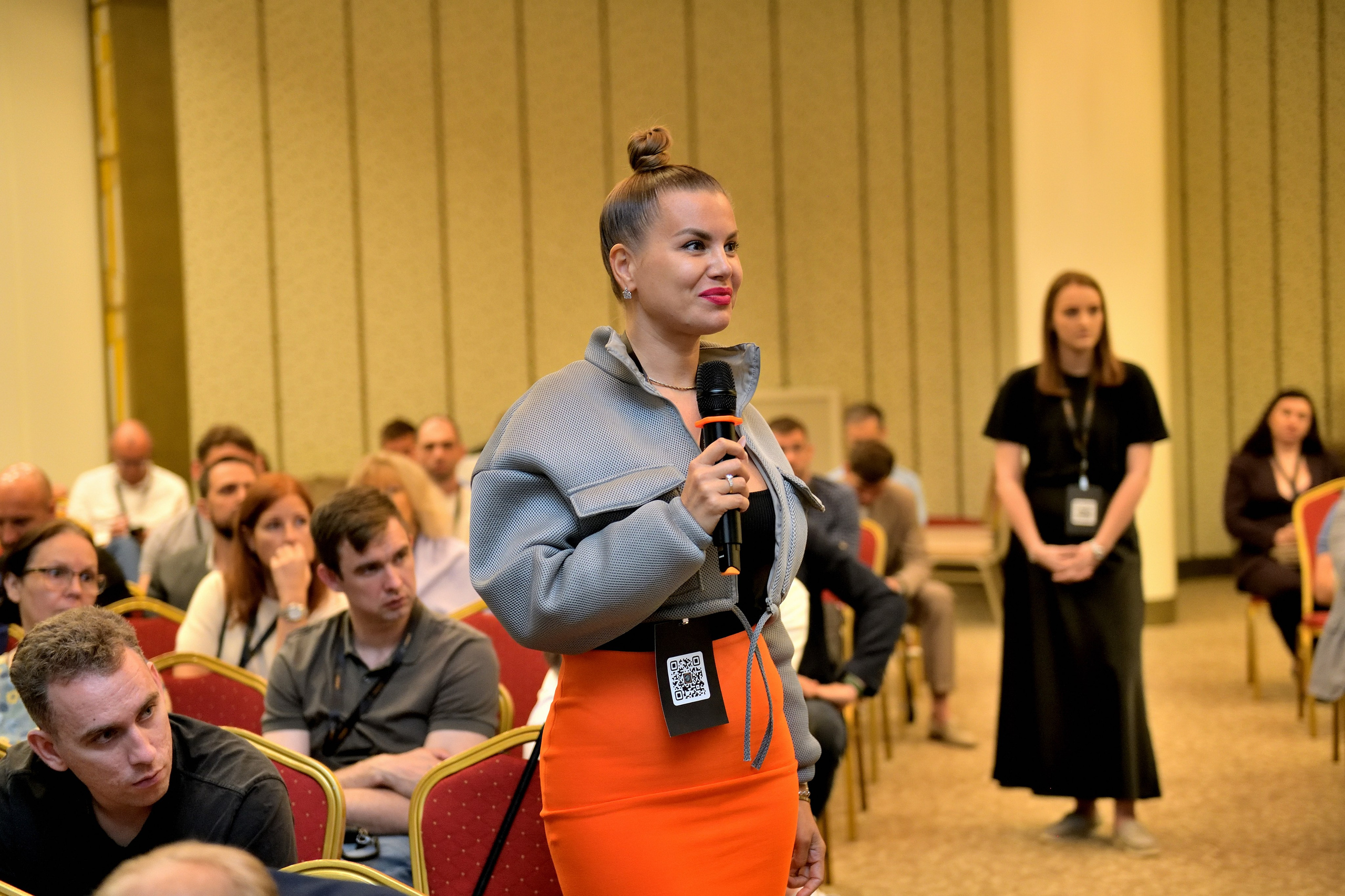 "Участники форума предпринимателей задают вопросы спикерам".