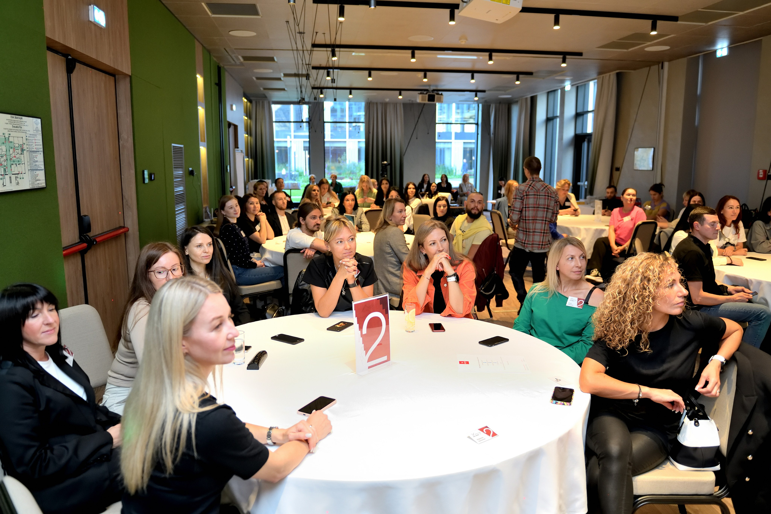 "Бизнес-тренинг для сотрудников компании No One".