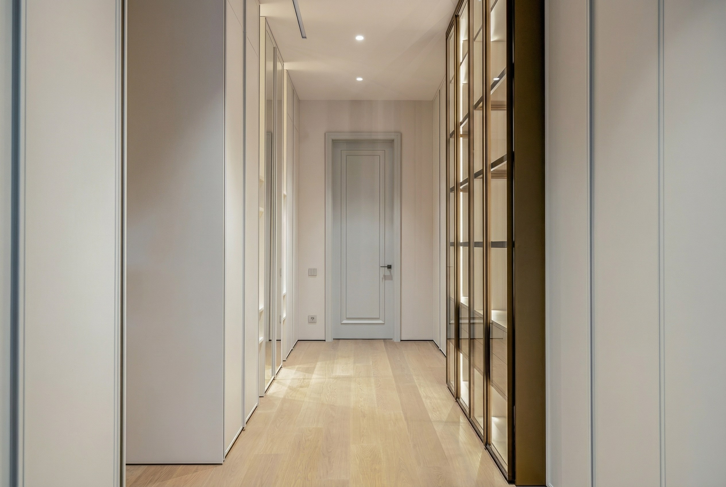 Современный интерьер гардеробного коридора с витринами в латунном профиле и скрытой подсветкой, мастер-блок в доме 1240 м², проект Валерии Котович.