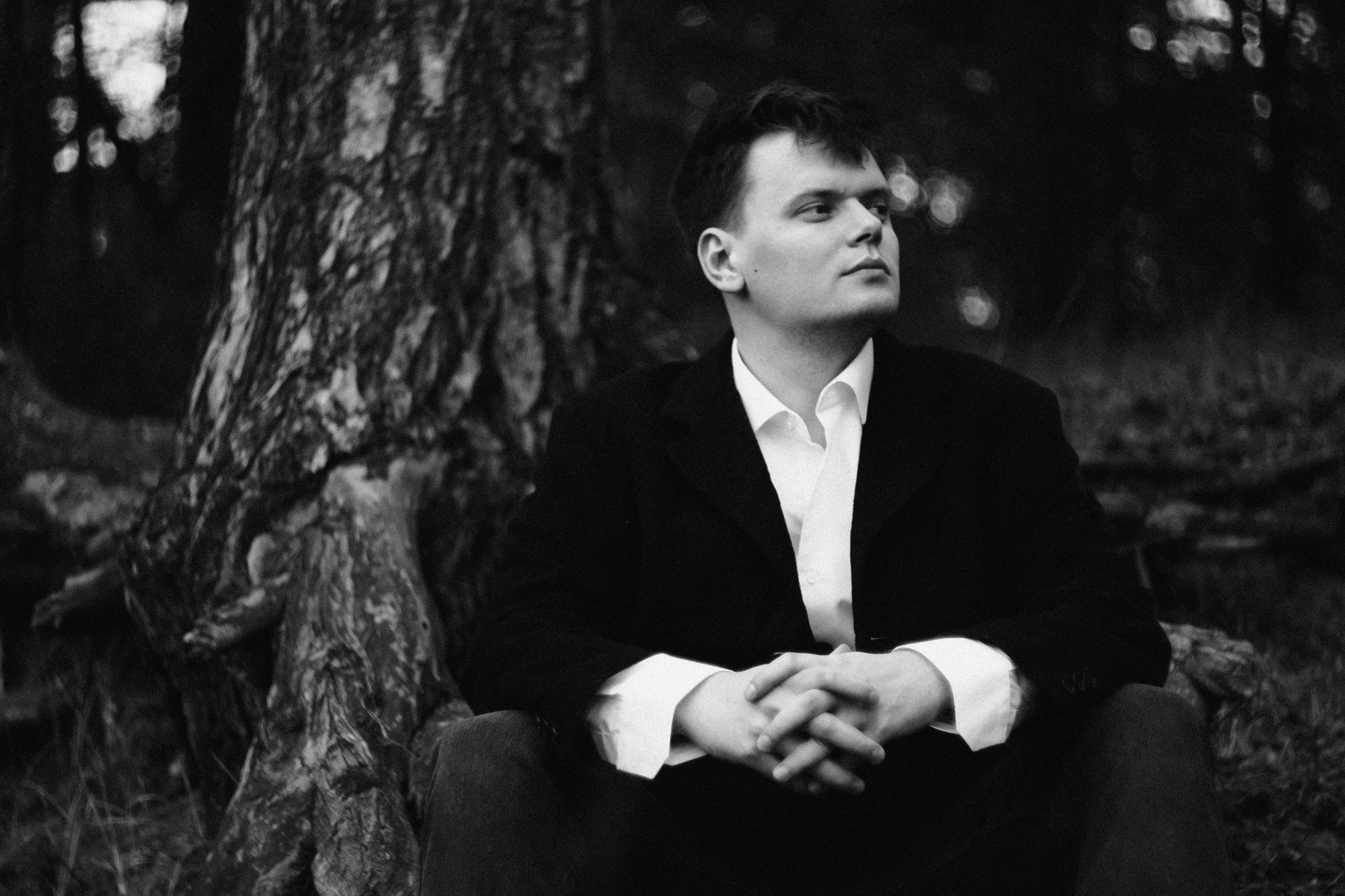 Мужская портретная фотосессия в Гагаринском парке Тюмени | Фотограф Дарья Мустафина. Портретный фотограф Тюмень Дарья Мустафина