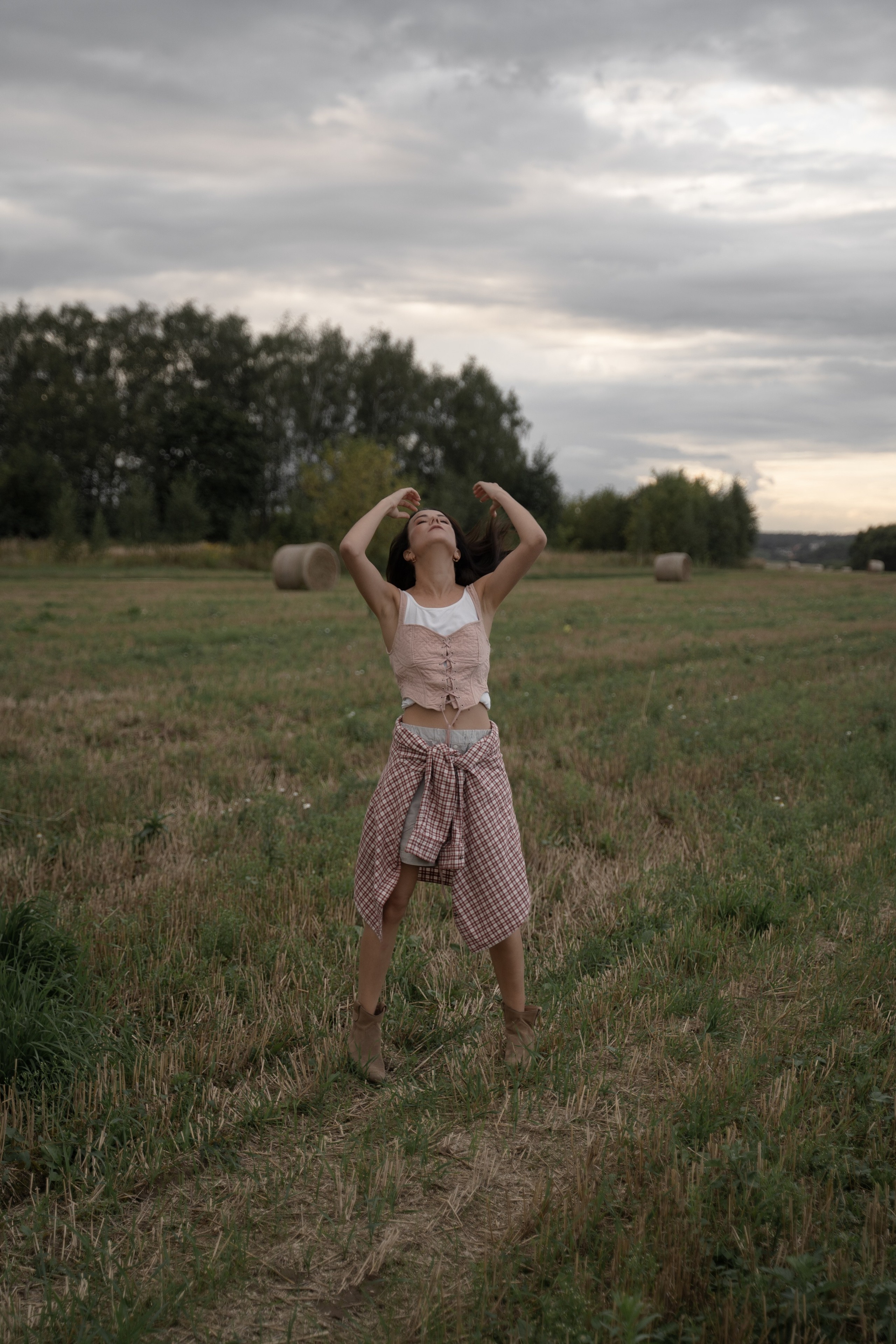 Фотосессия на стоге сена.