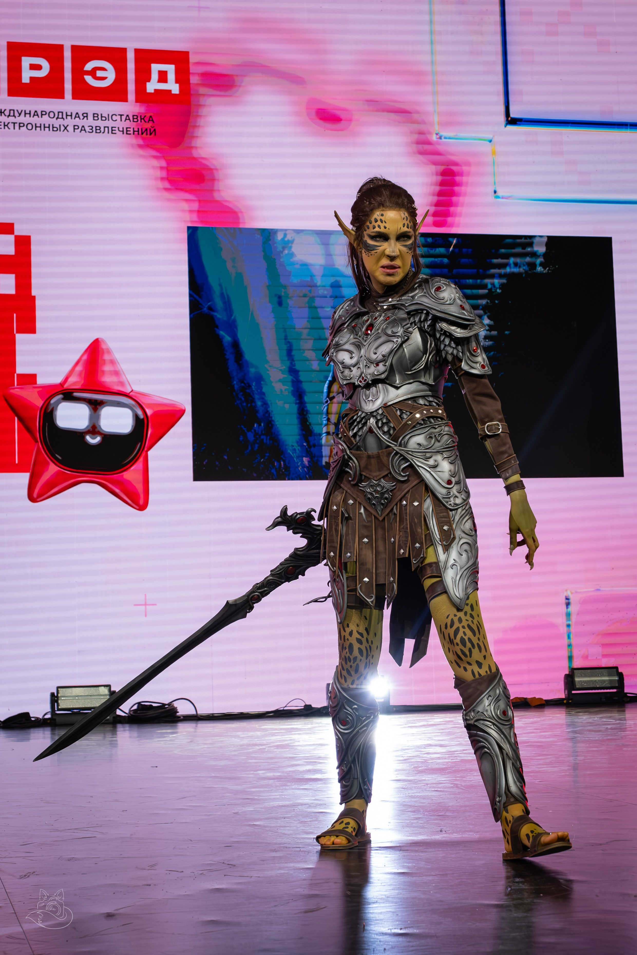 Сцена РЭД ЭКСПО 2024. Косплей фотограф
