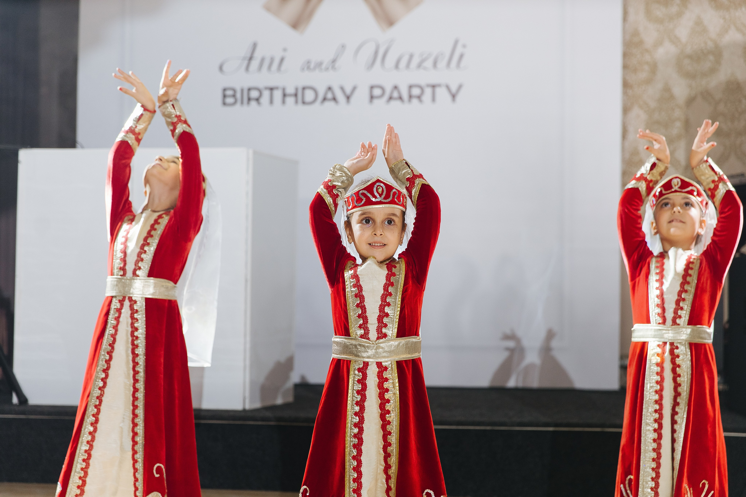 Ани и Назели. 35&5 День рождения, «Янтарь». Фотограф в Красноярске Надежда Воскресенская