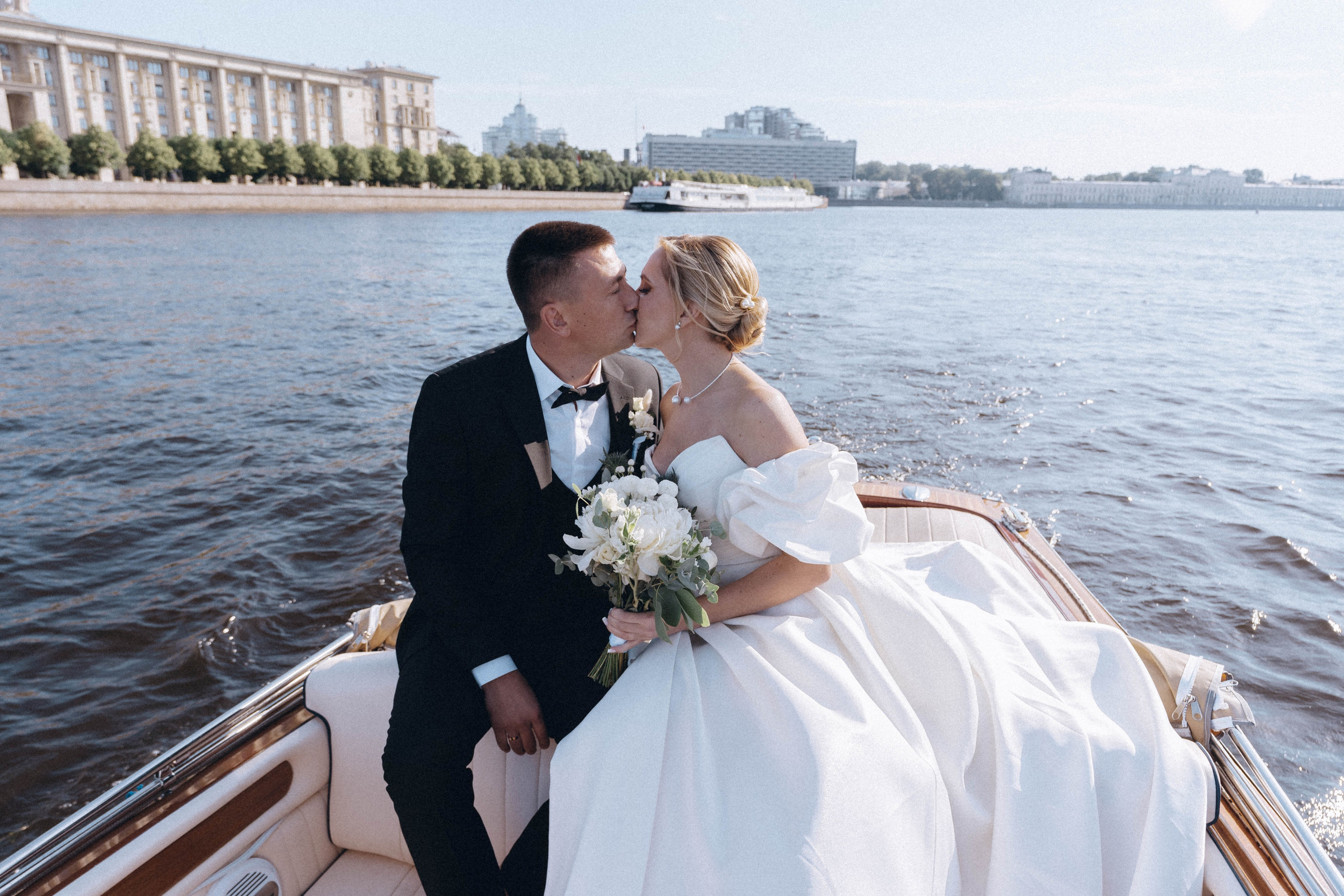 СВАДЕНБНАЯ СЬЕМКА НА КАТЕРЕ ПО КАНАЛАМ САНКТ-ПЕТЕРБУРГА И В АКВАТОРИИ НЕВЫ. Профессиональный фотограф, Санкт-Петербург — Виктория Богомолова