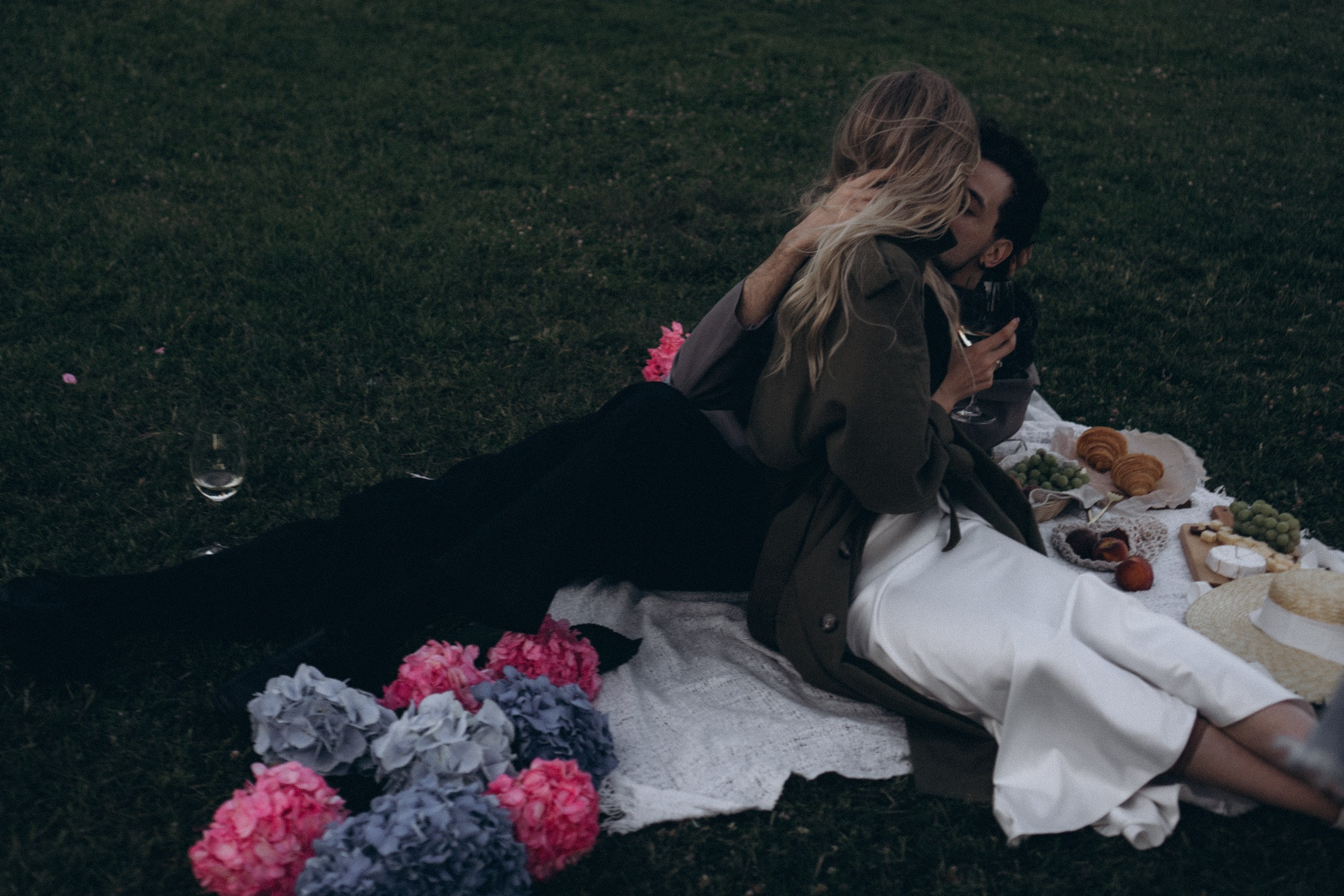 СВАДЕБНАЯ СЬЕМКА ПАРЫ НА РАССВЕТЕ В БЕЛЫЕ НОЧИ И ПРОГУЛКА С РАЗВОДНЫМИ МОСТАМИ И ПИКНИК ВОЗЛЕ ИСАКИЕВСКОГО СОБОРА. Профессиональный фотограф, Санкт-Петербург — Виктория Богомолова