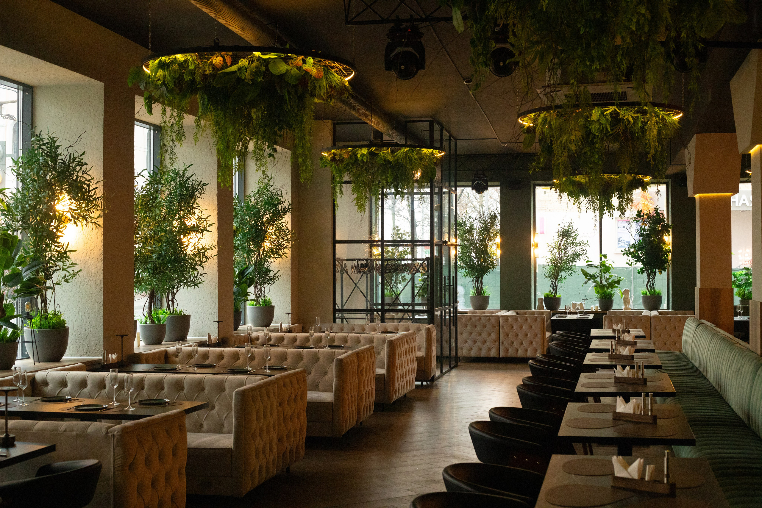 Декор заведений. Декоратор в Минске Алёна Шевелёва. Весеннее оформление входных групп. Декор заведений