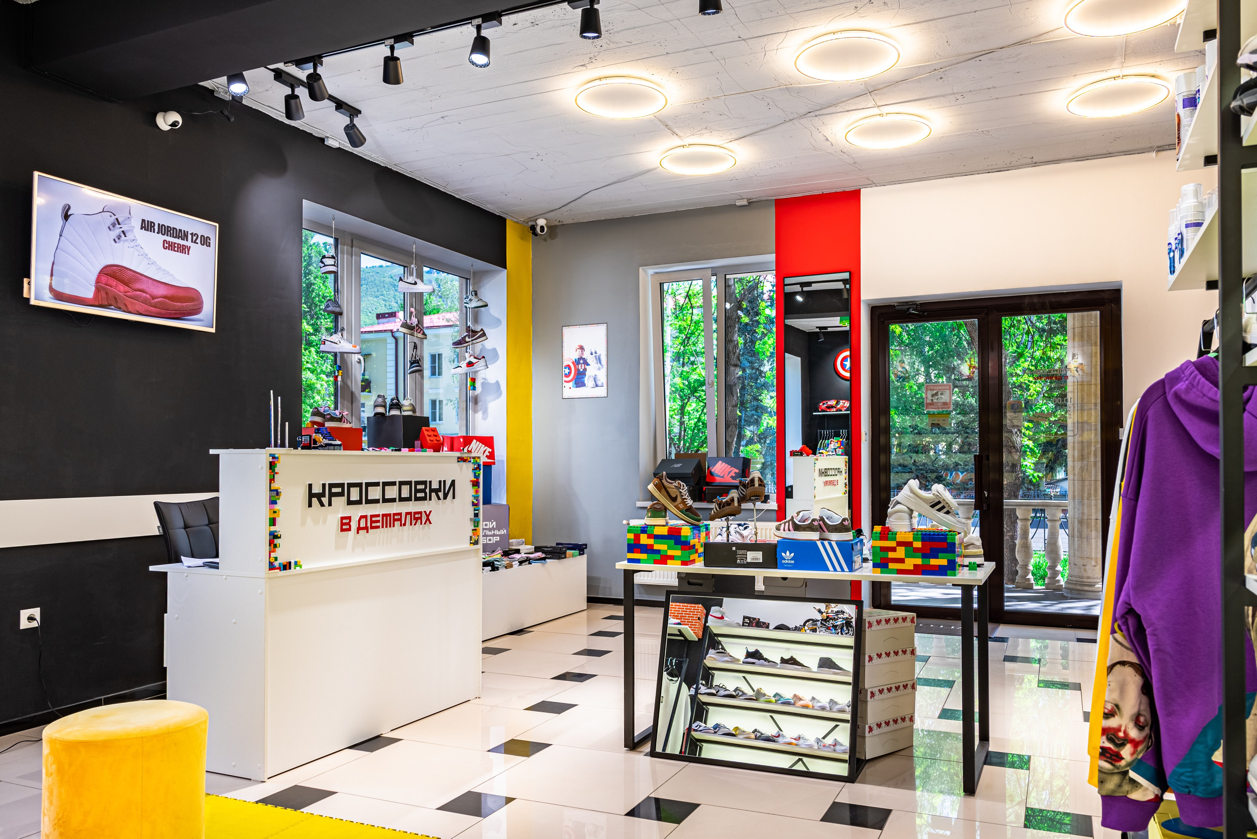 Интерьер. Магазин кроссовок. Предметный фотограф, фото для маркетплейсов Пятигорск, КМВ