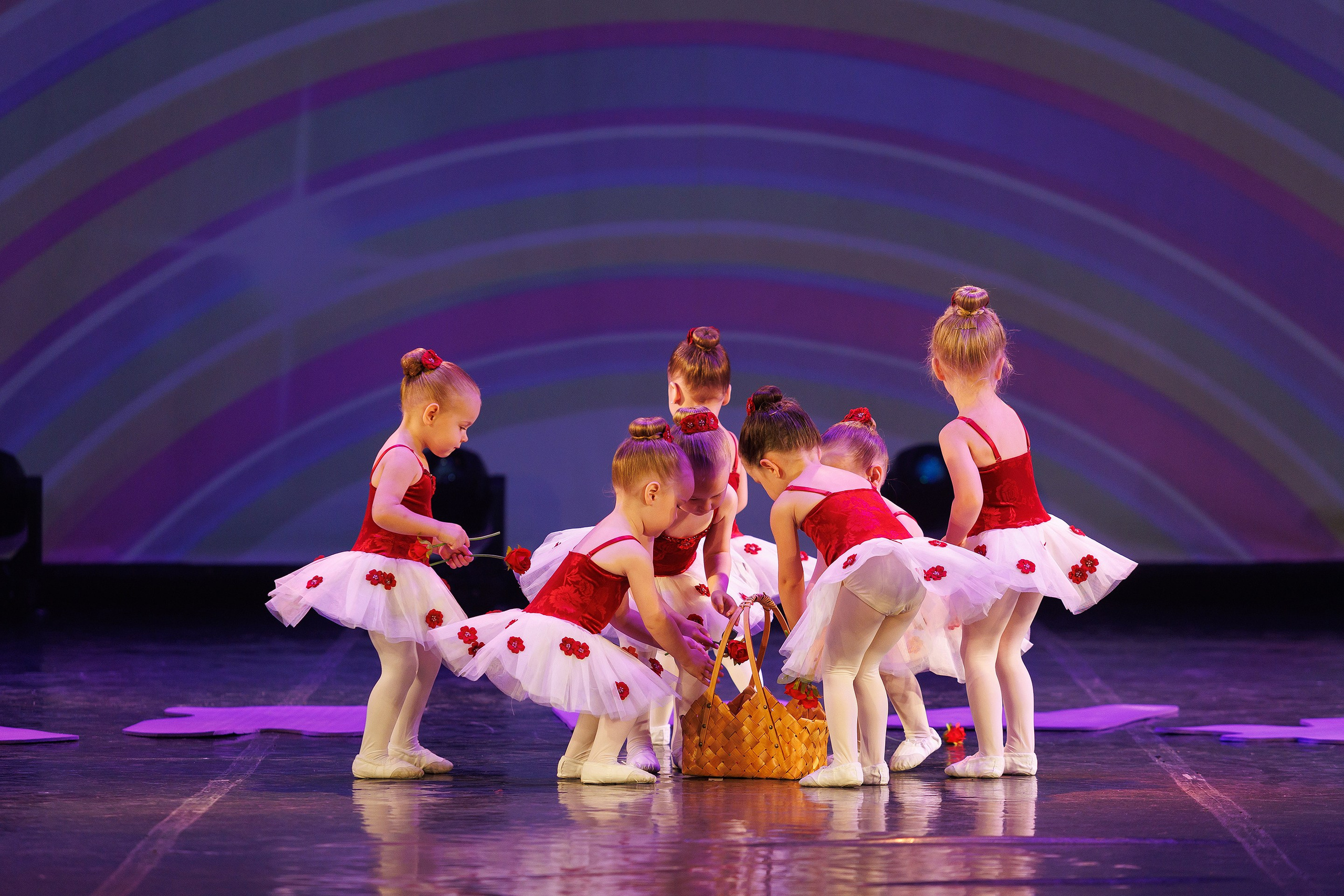 Репортажная фотосъемка отчетного концерта студии танцвев LilBallerine. Профессиональный фотограф в Новосибирске