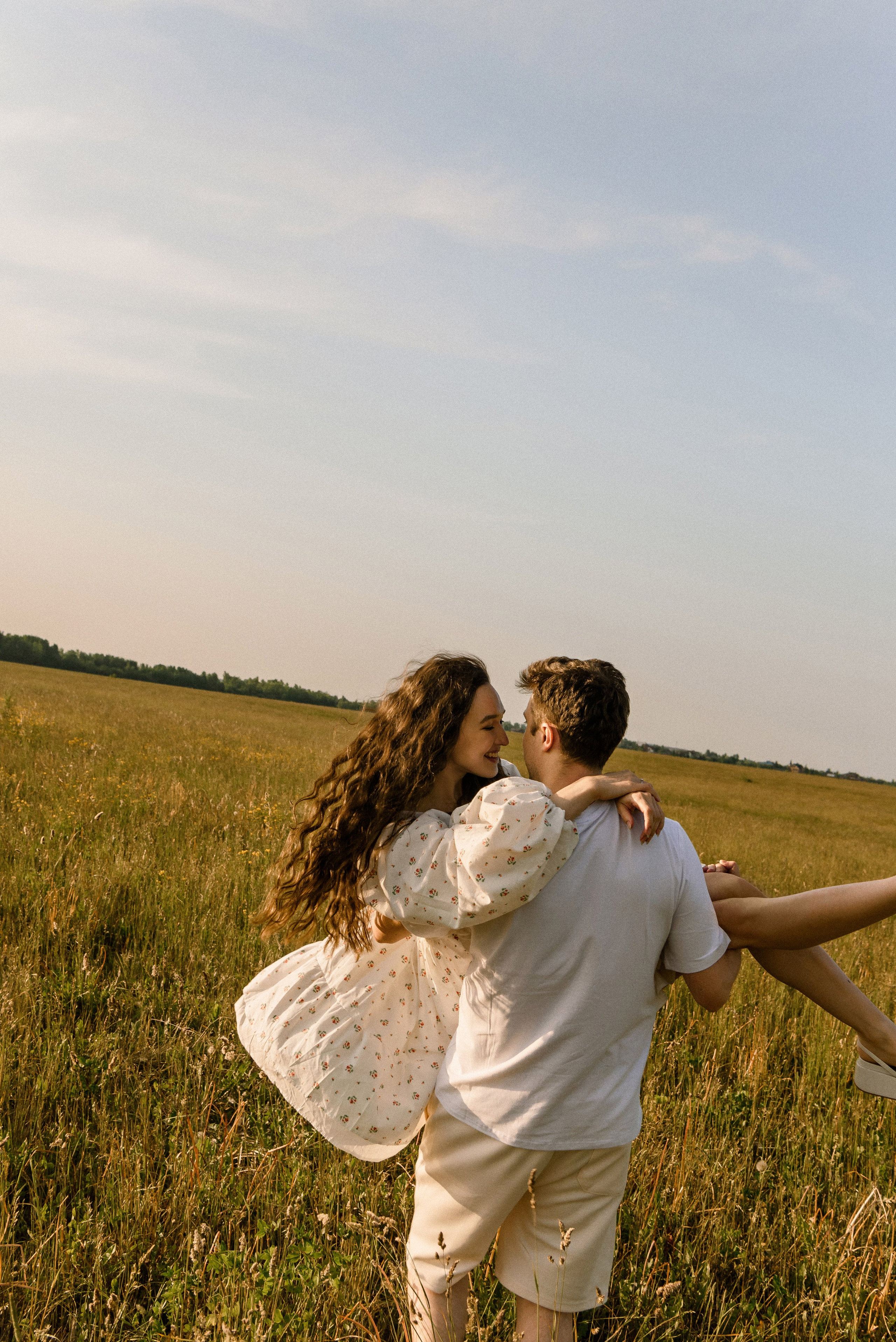 Лиза и Лёша в поле. Свадебный фотограф в Санкт-Петербурге София Шубик
