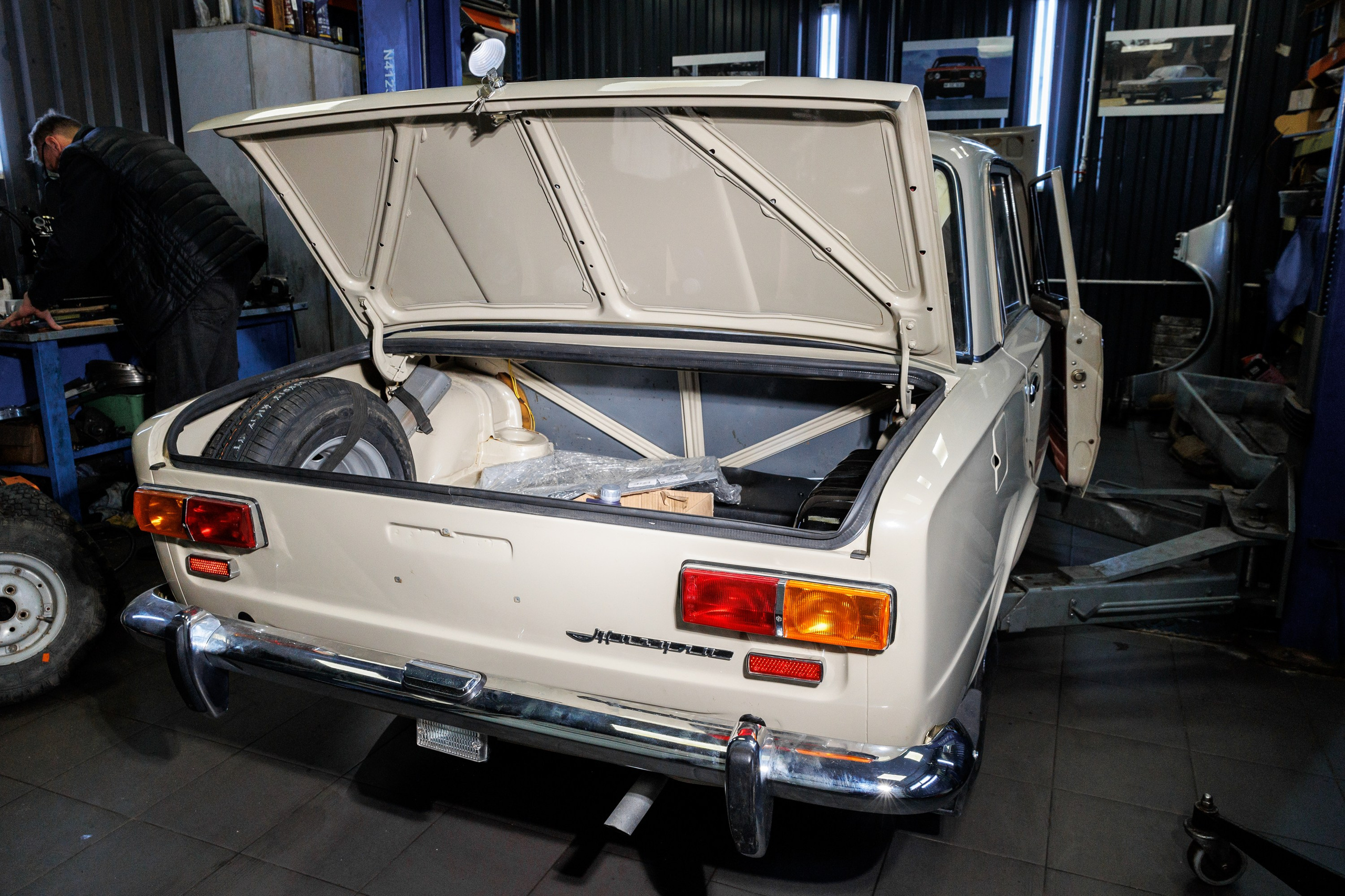 Автомобильная фотосъемка ВАЗ 2101 после реставрации в Бюро "Наследие"