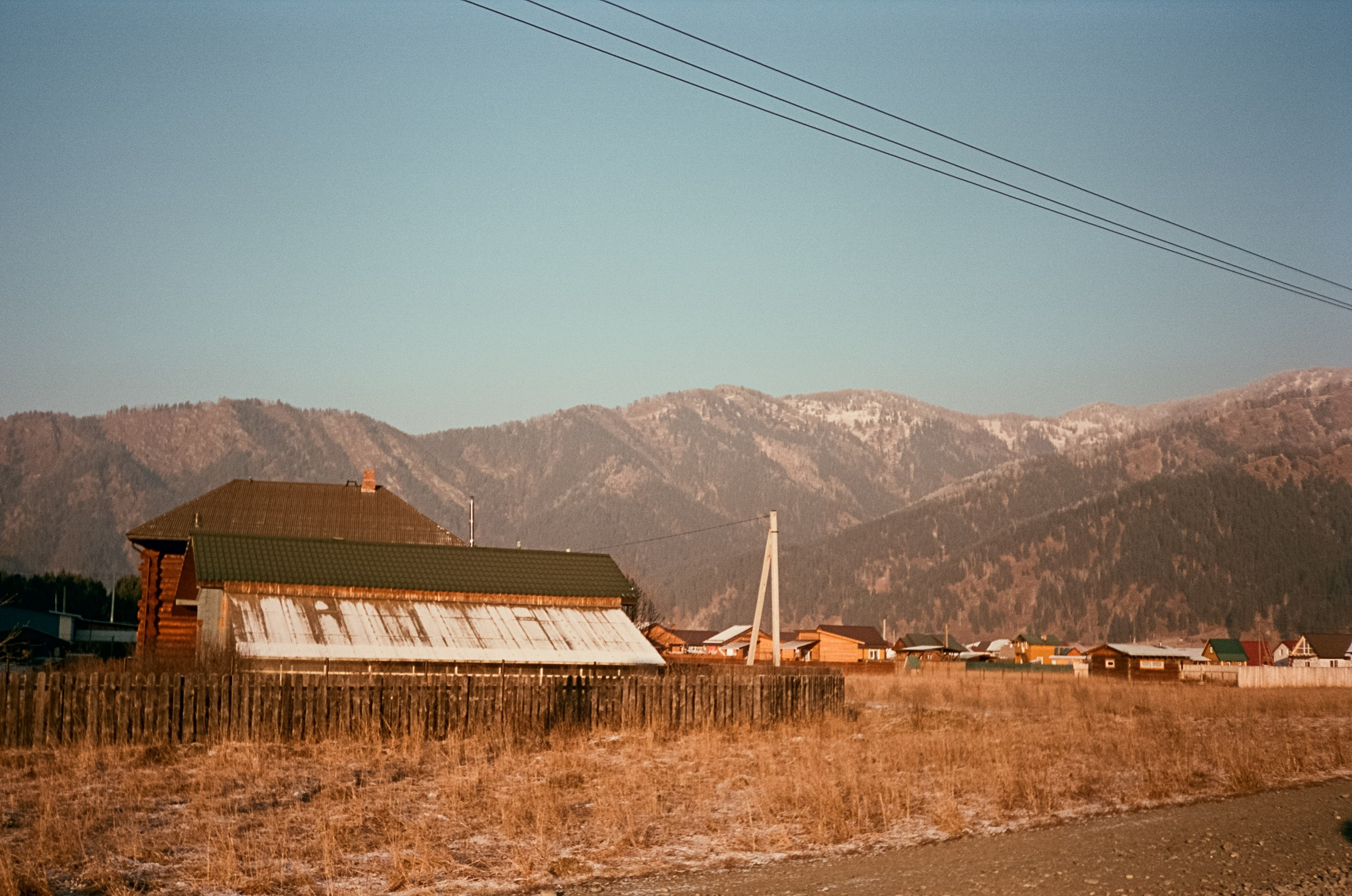 Утро на скалах Зубы Дракона. Чемал: поля и горы на закате. Фотограф-документалист Мария Осокина