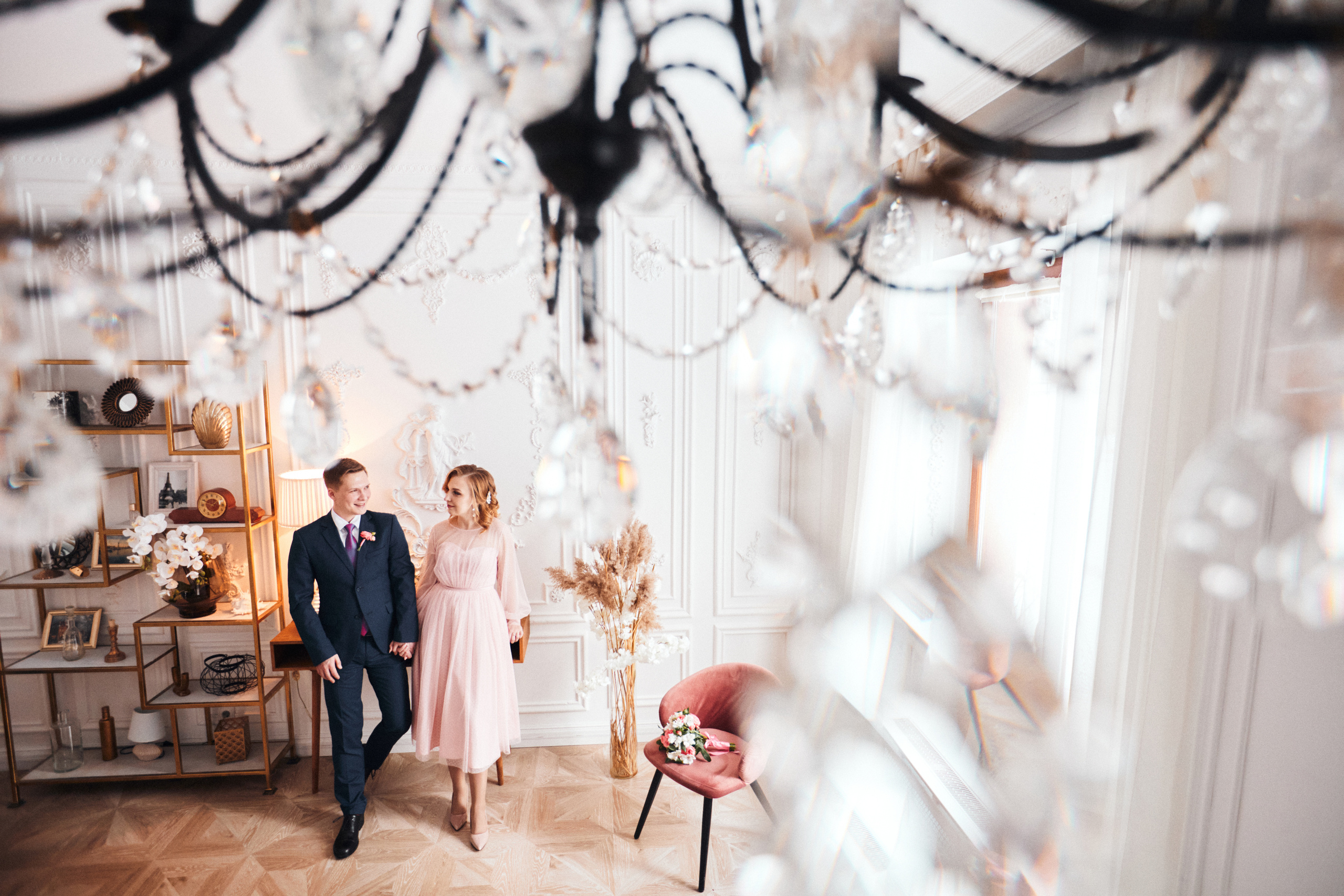 Свадебная фотография жениха и невесты в красивой студии