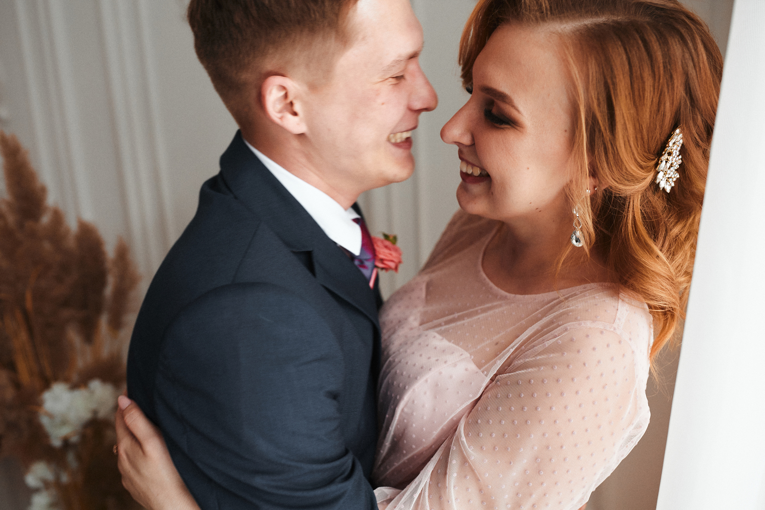 Портрет жениха и невесты в красивой студии Фататум Тюмень