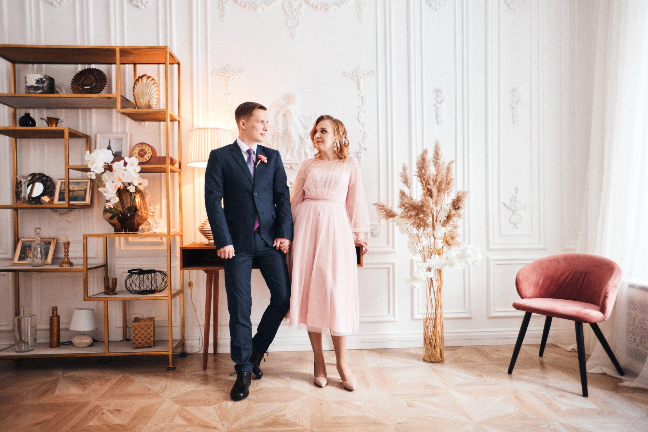 Жених и невеста на свадьбе смотрят друг на друга