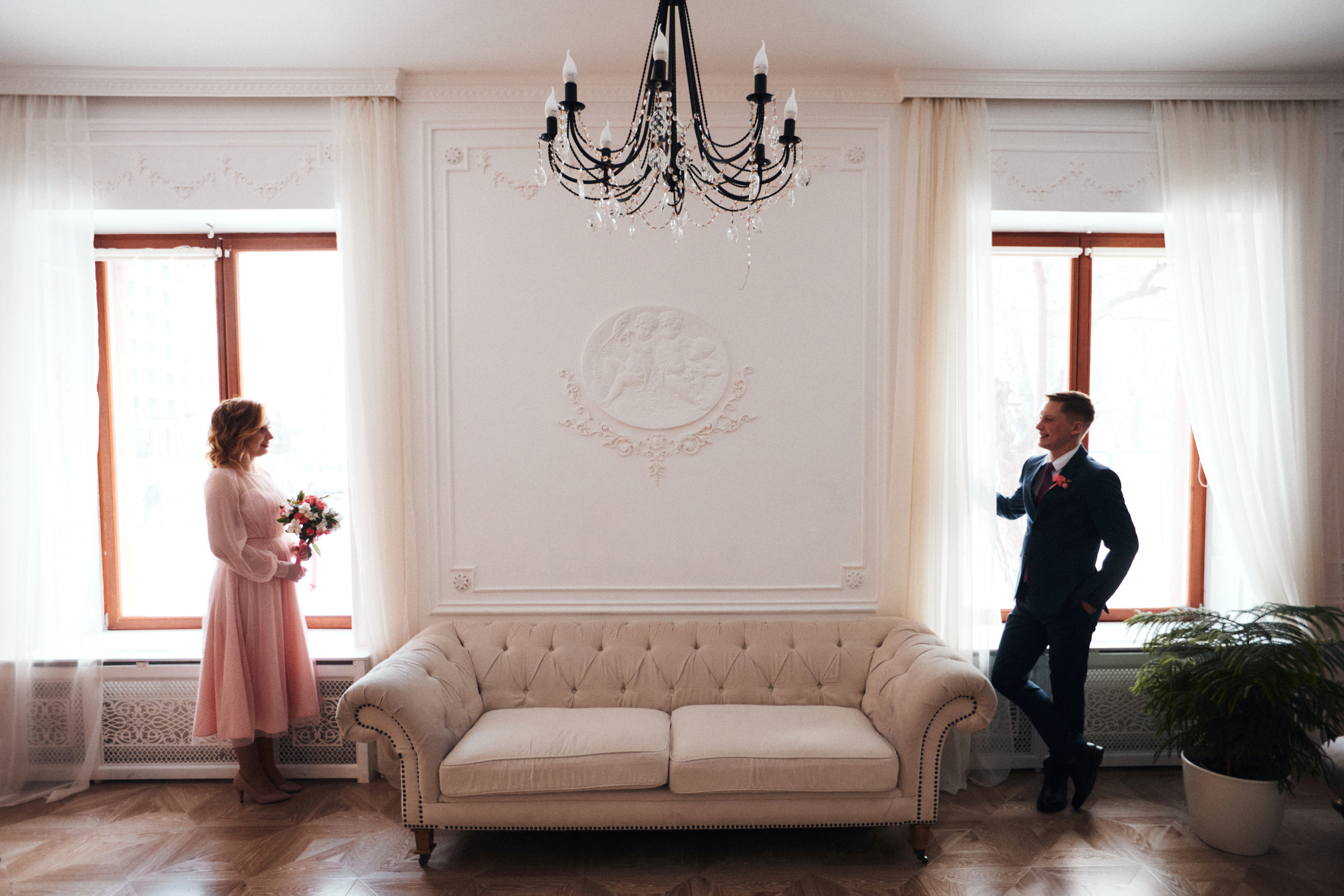 Молодожены на свадьбе смотрят друг на друга 