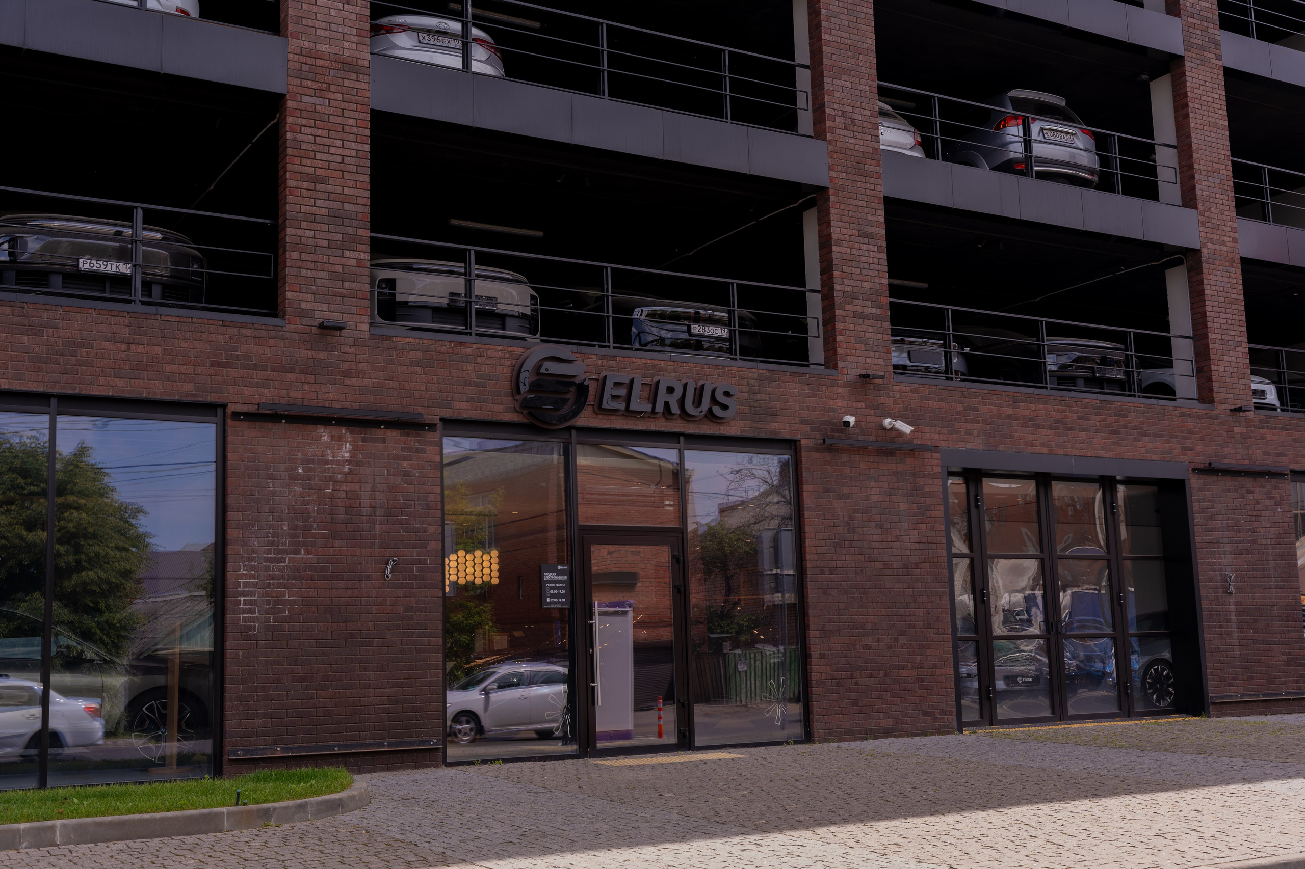 Интерьерная фотосъемка автосалона Elrus в Краснодаре. Zeekr, LiXiang Профессиональная фотосъемка интерьера премиум-автосалона в Краснодаре. Шедевры для Вас! Фотограф и Видеограф в Краснодаре Пахиев Руслан