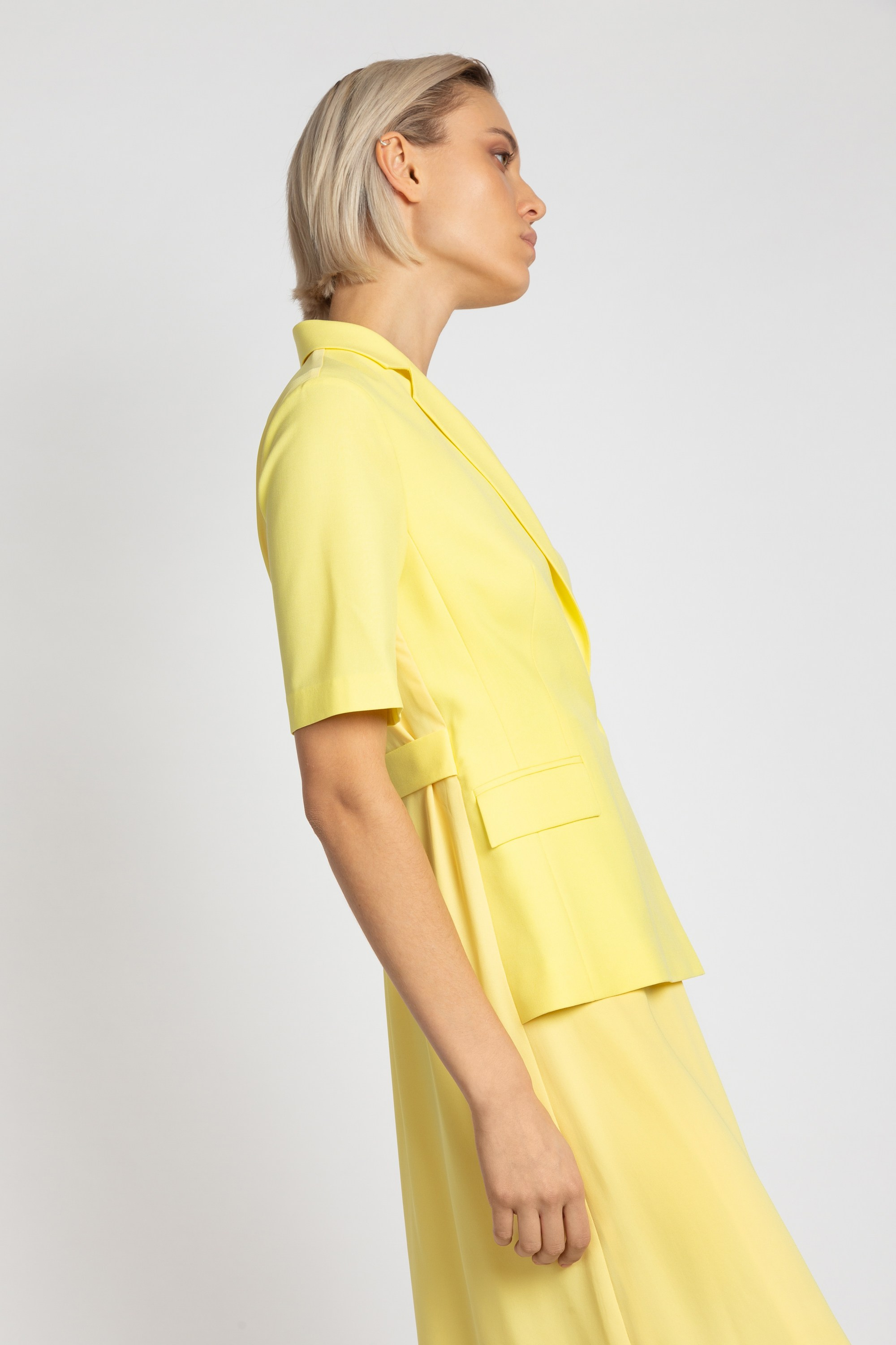 Каталожная фотосъемка на цветном фоне