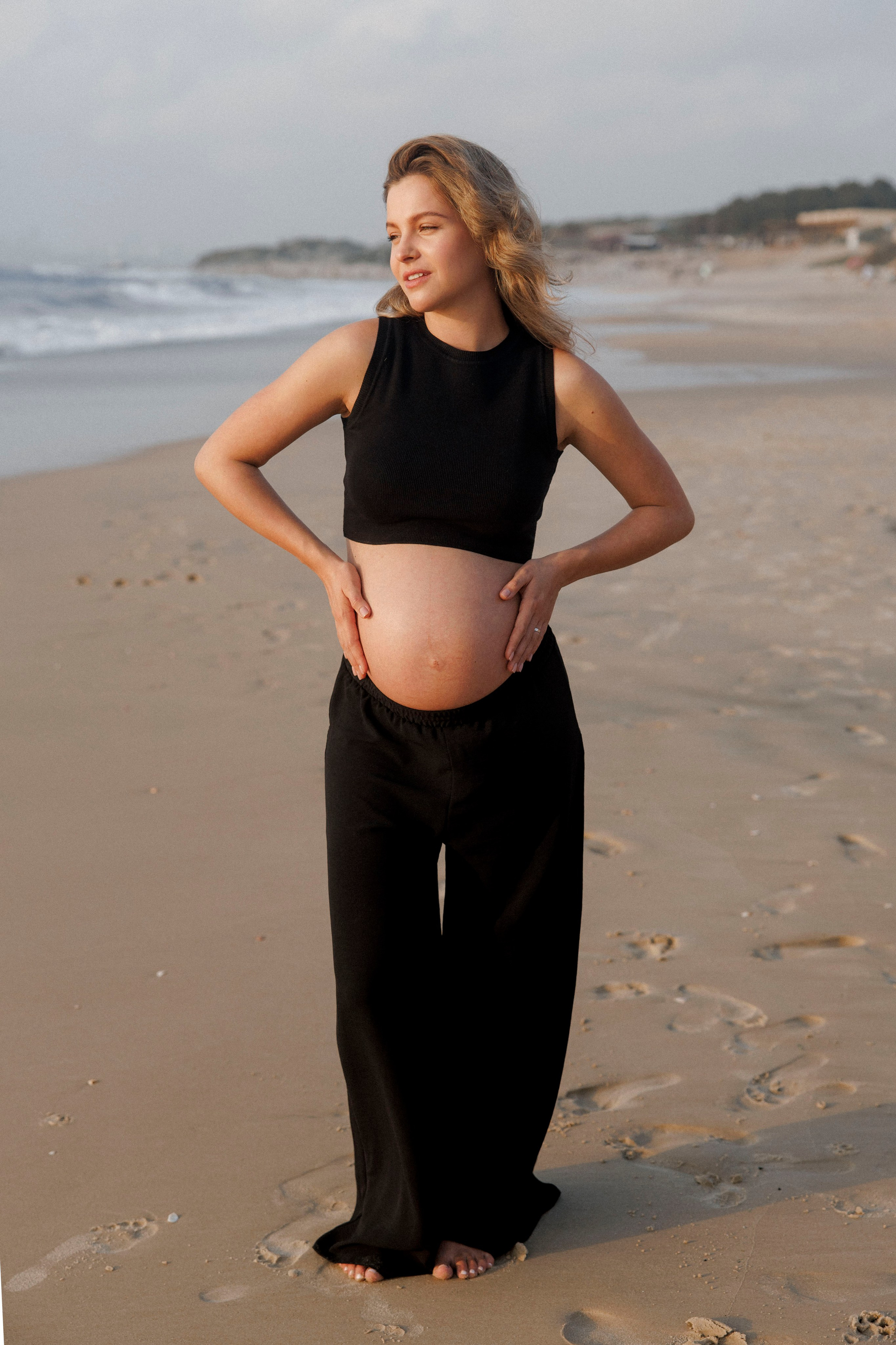 Pregnancy photoshoot near the sea (cloudy weather). Главная