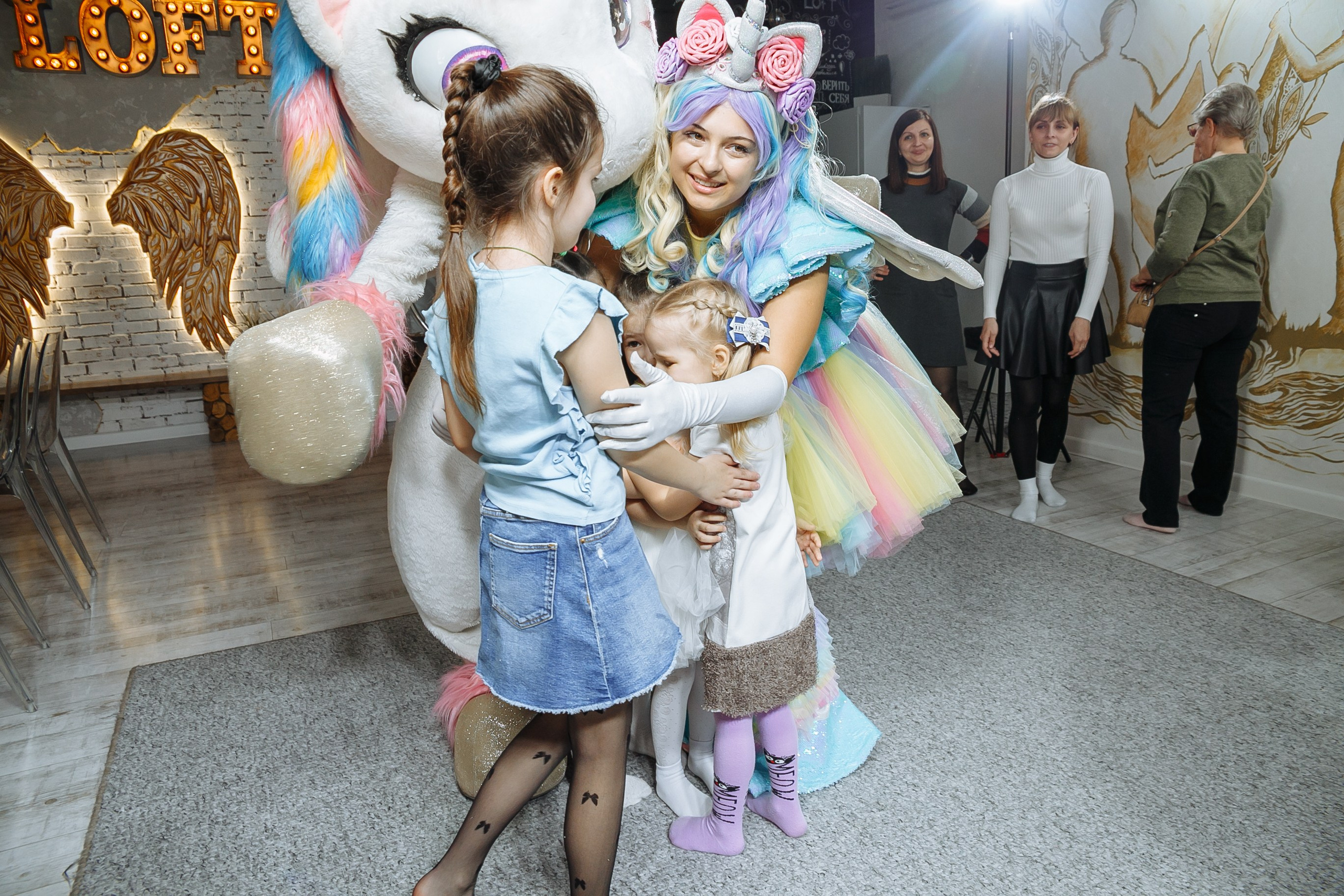Насте 5 лет, дети играют в Ангел лофт. Событийный фотограф Максим Бескоровайновнов