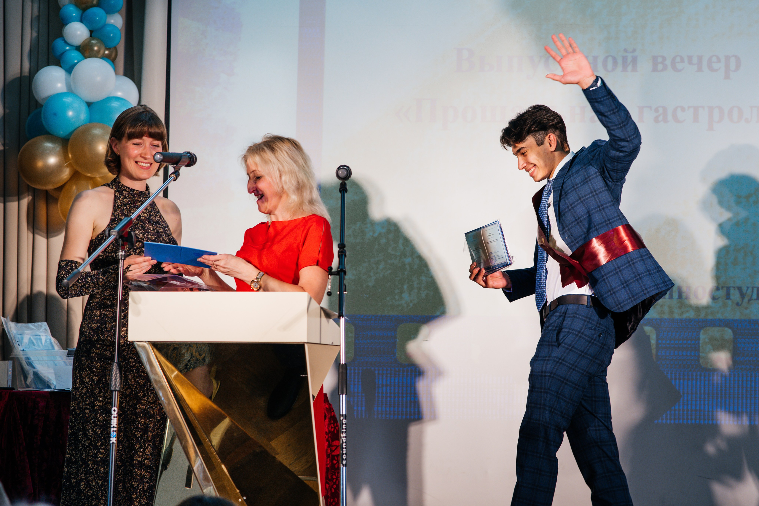 Вручение аттестатов. Выпускные альбомы в Подольске Москве и МО