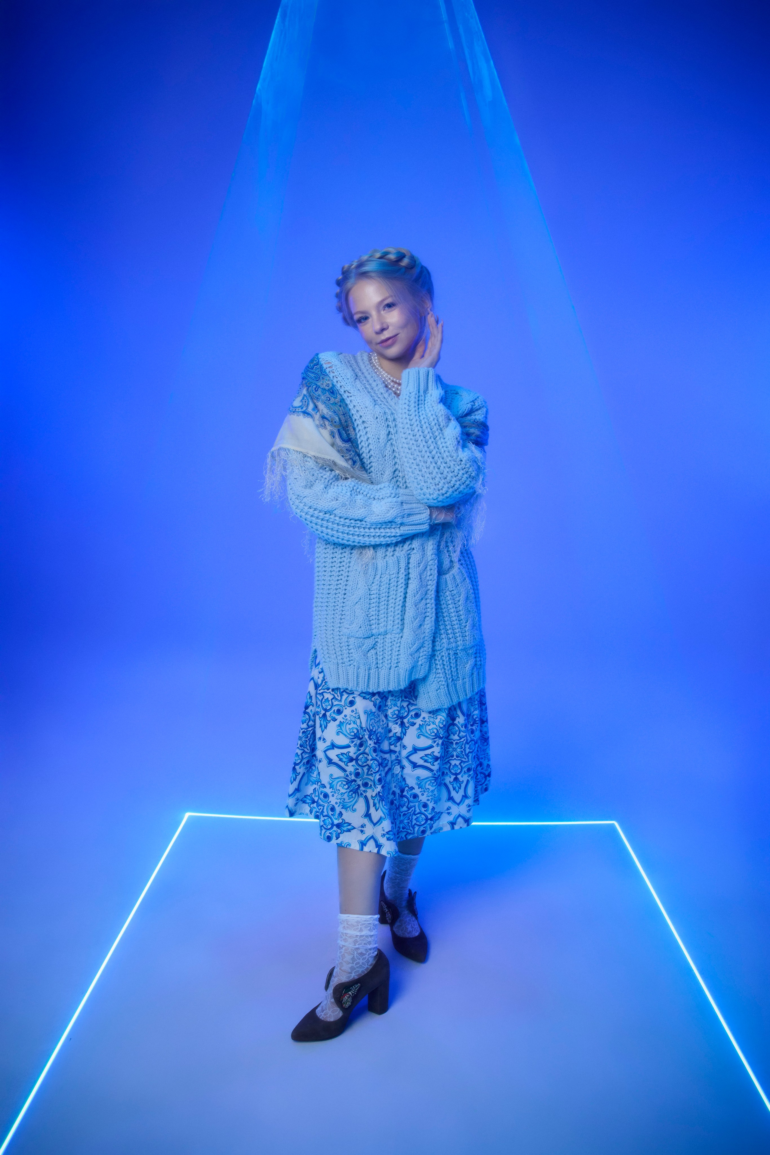 студийная съемка с лазером съемка девушки в шортах на цветном фоне съемка на циклораме фотограф питер санкт-петербург