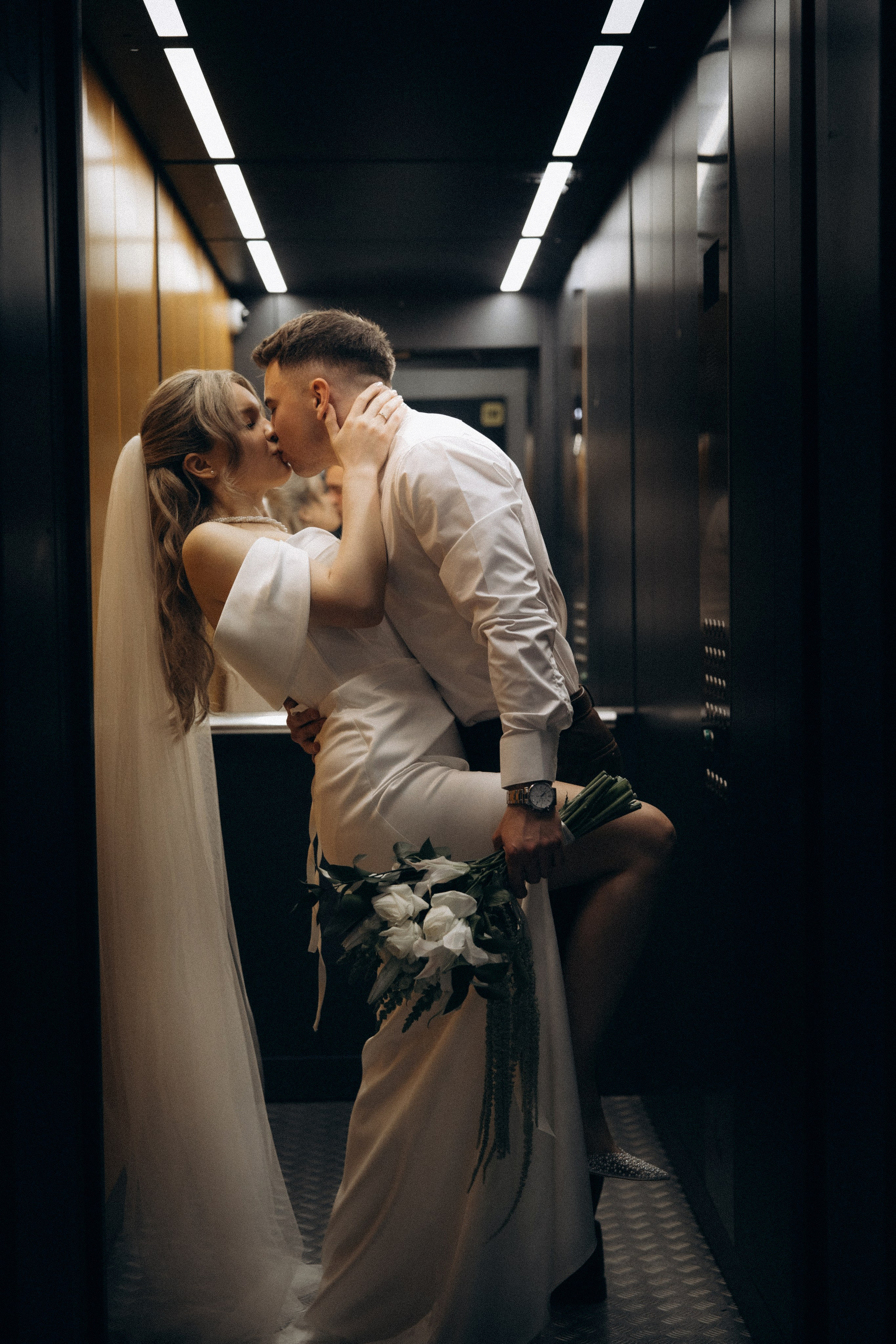 Свадебная фотосессия в стильном лифте элитного дома Москвы