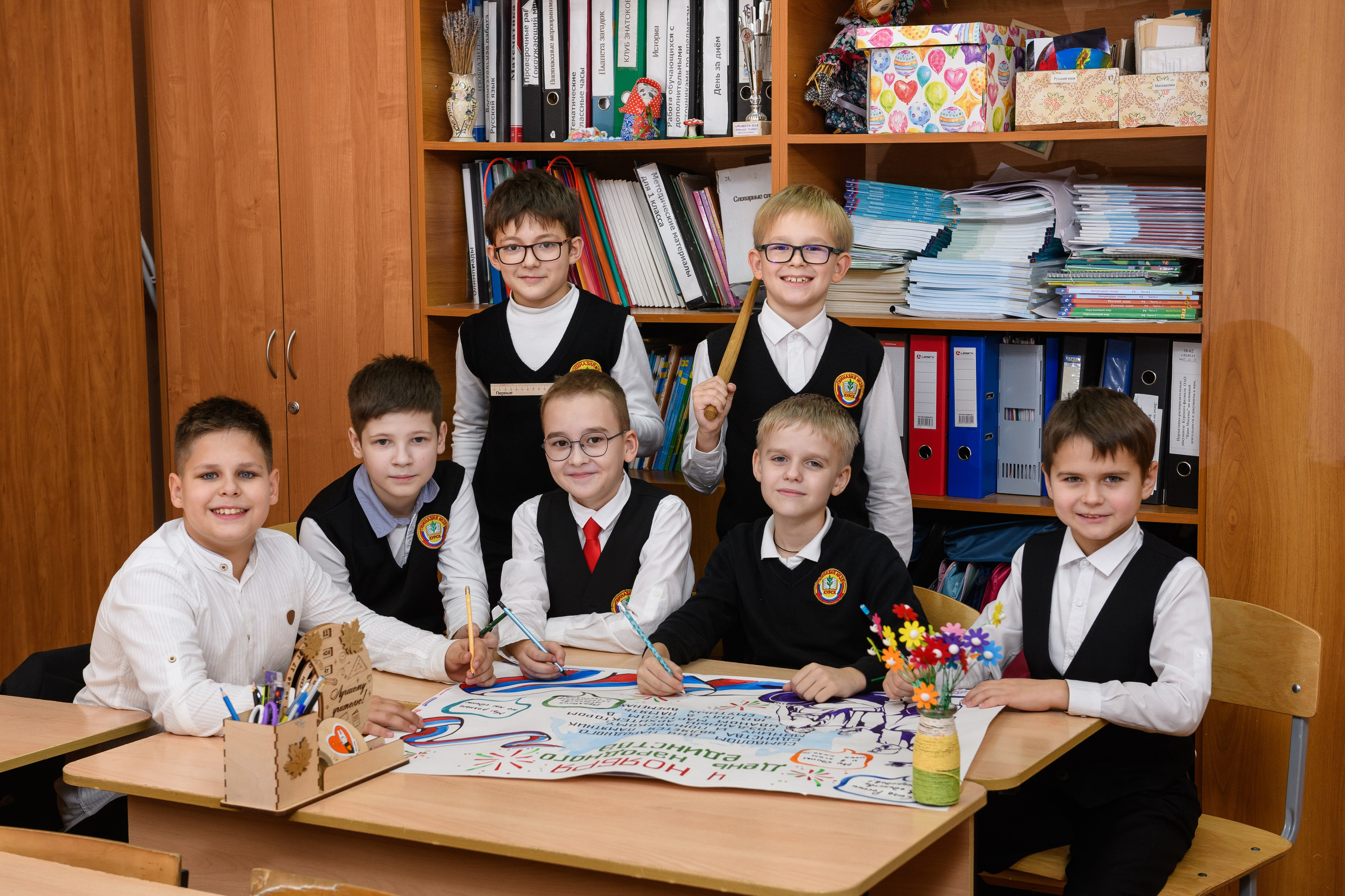 Четвероклассники позируют для школьного альбома. Выпускные альбомы в Курске