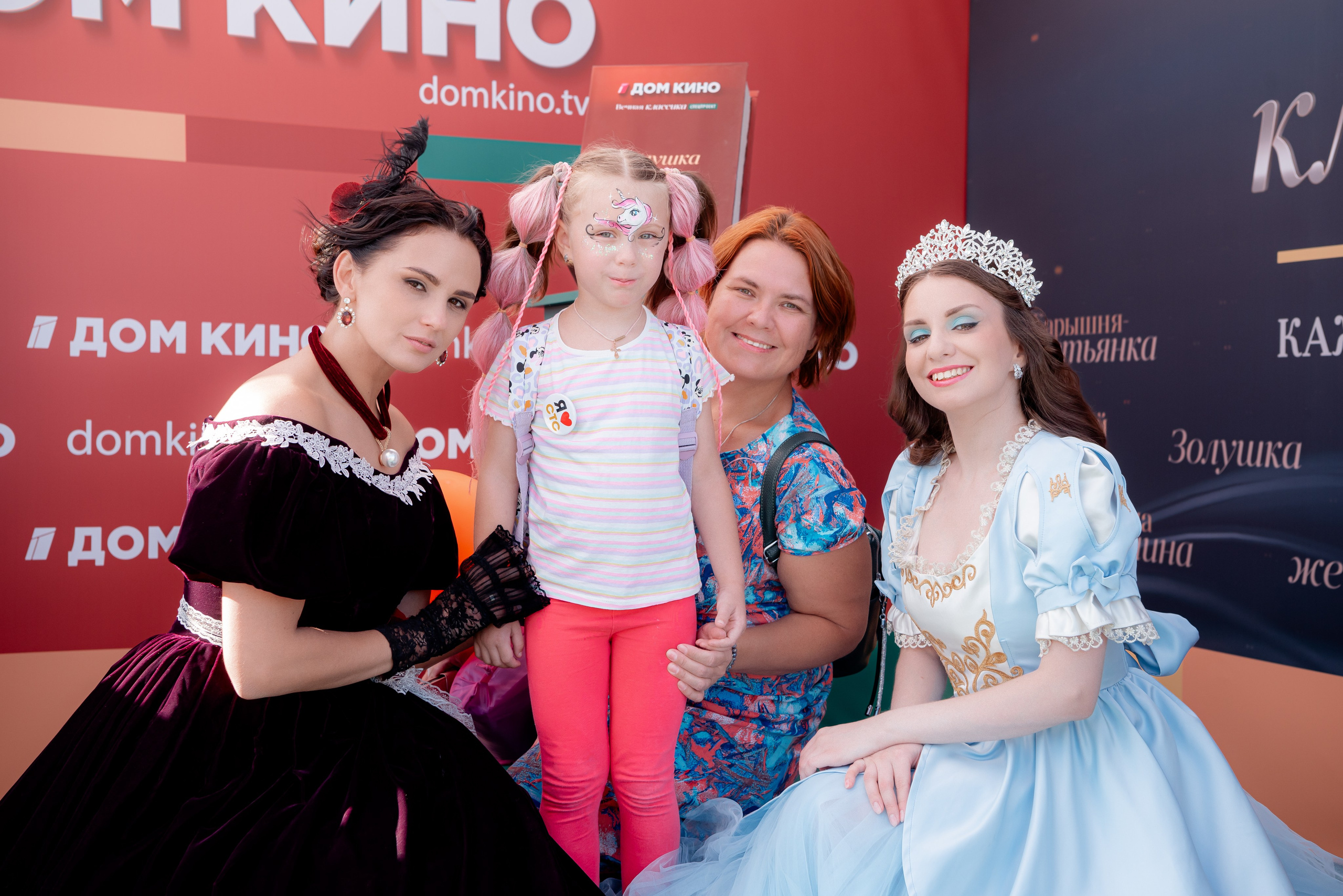 Портретные фото с артистами в палатке Триколор Дом Кинов на день города Волгоград. Фотограф в Волгограде и Волжском Александр Горбань