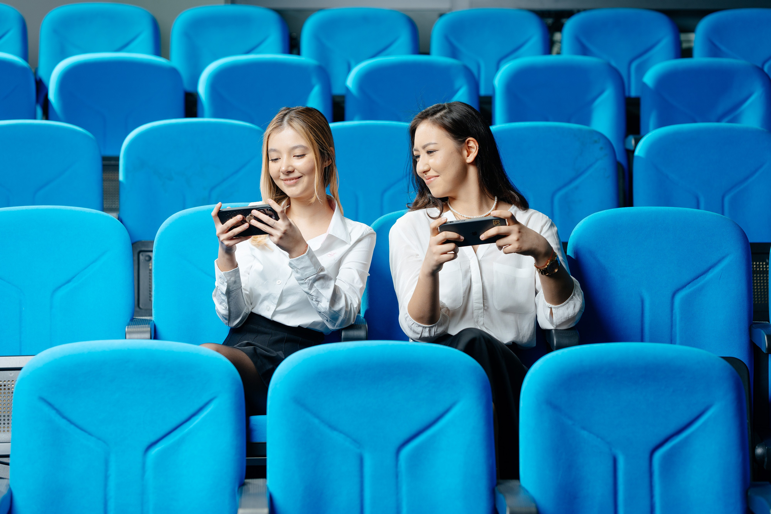 По двое. Выпускные альбомы в Нур-Султане (Астана) и по всему Казахстану