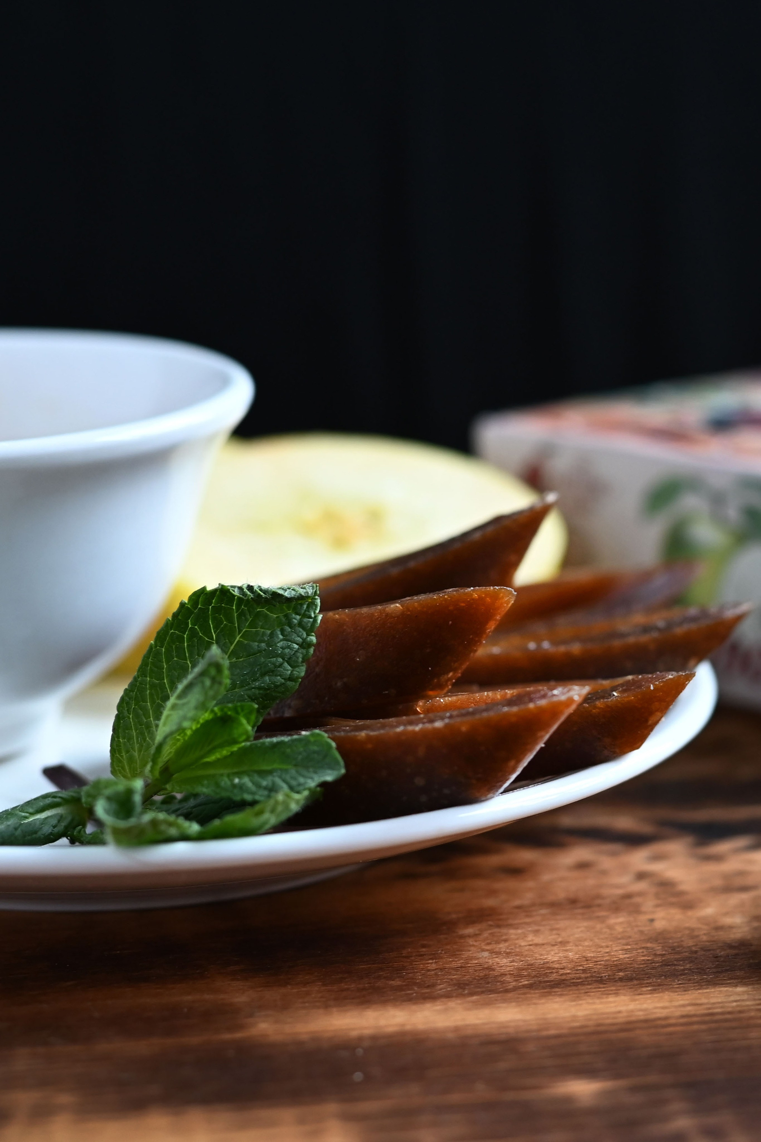  каталожная съемка, рекламное фото,фудфото  , масло сыродавленное на черном зеркальном фоне