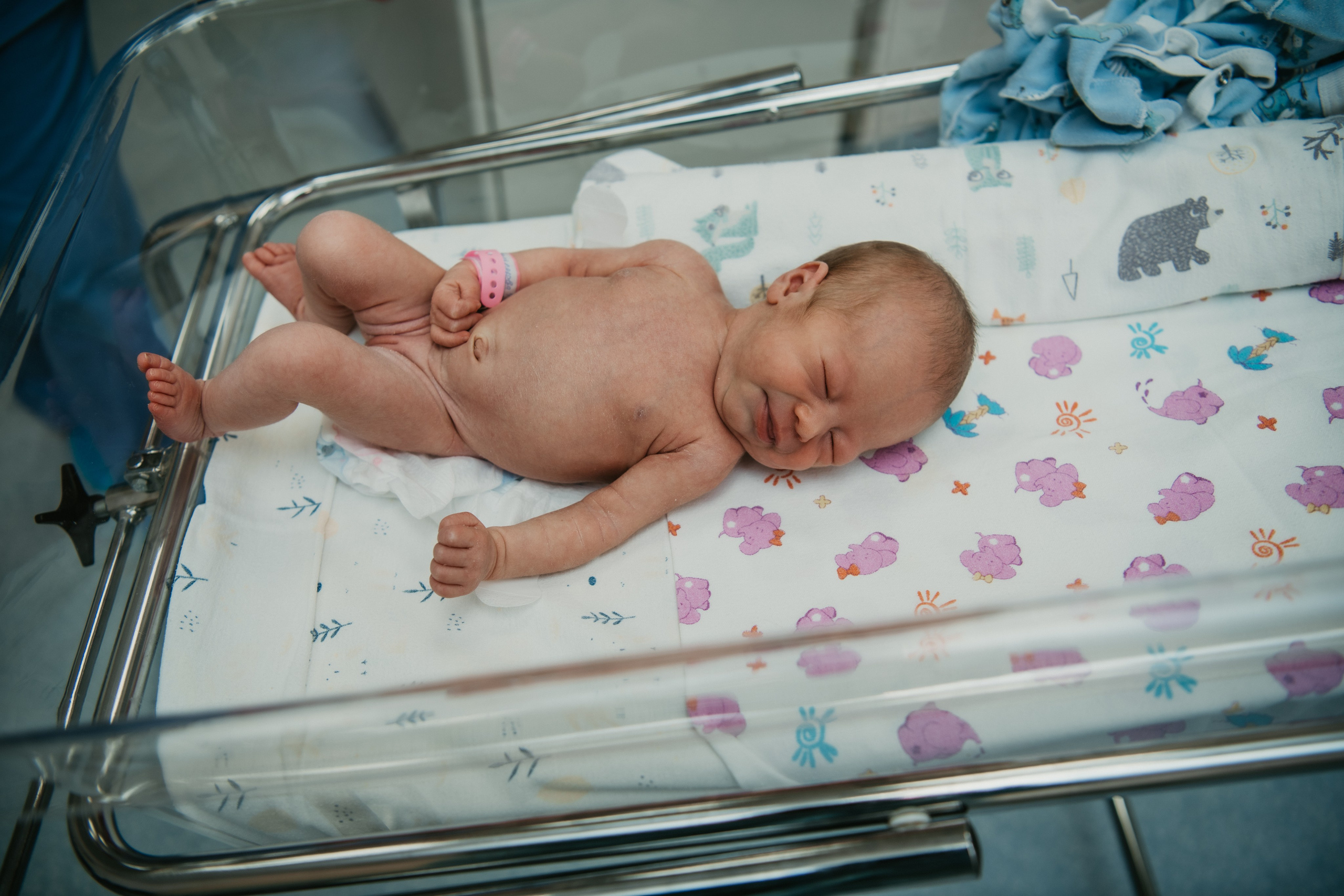 Выписка малышки. Мать и дитя на Севастопольском. Фотограф на выписку из роддома в Москве и МО