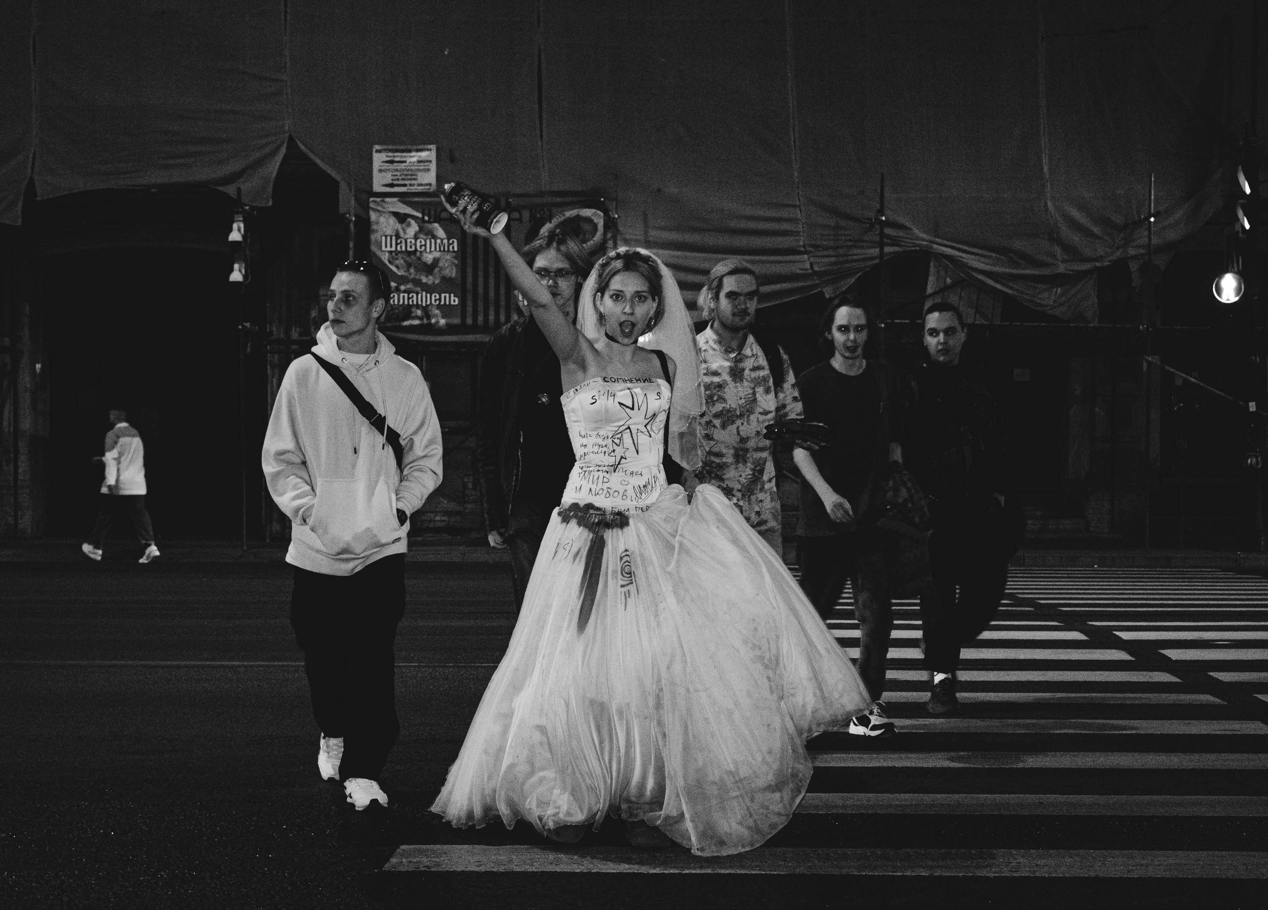 Нестандартная свадьба без жениха, невеста в грязном платье