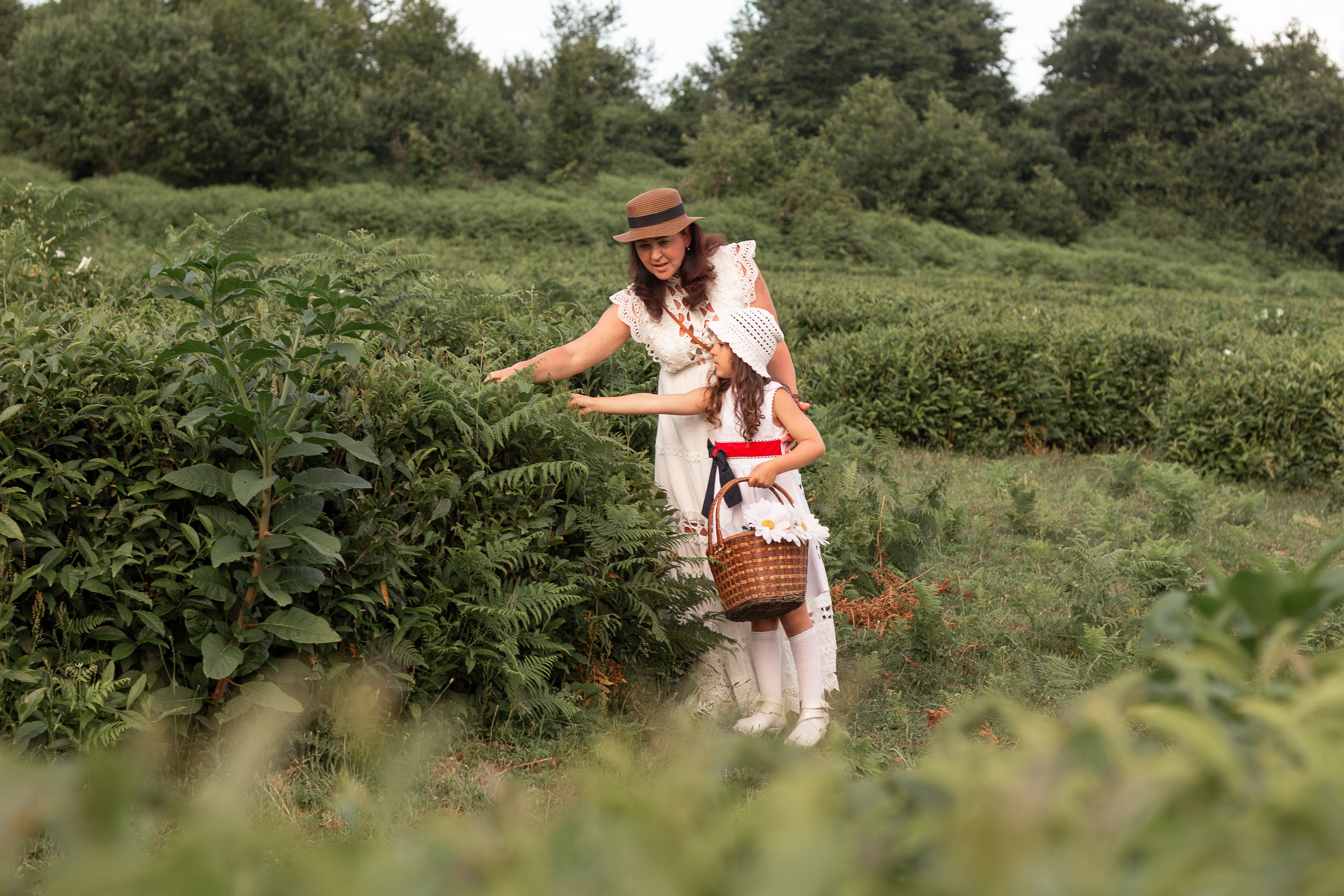 Мама с дочкой встречают закат в горах. Семейный фотограф в Сочи, Лоо, Дагомысе, Вардане Кучумова Олеся