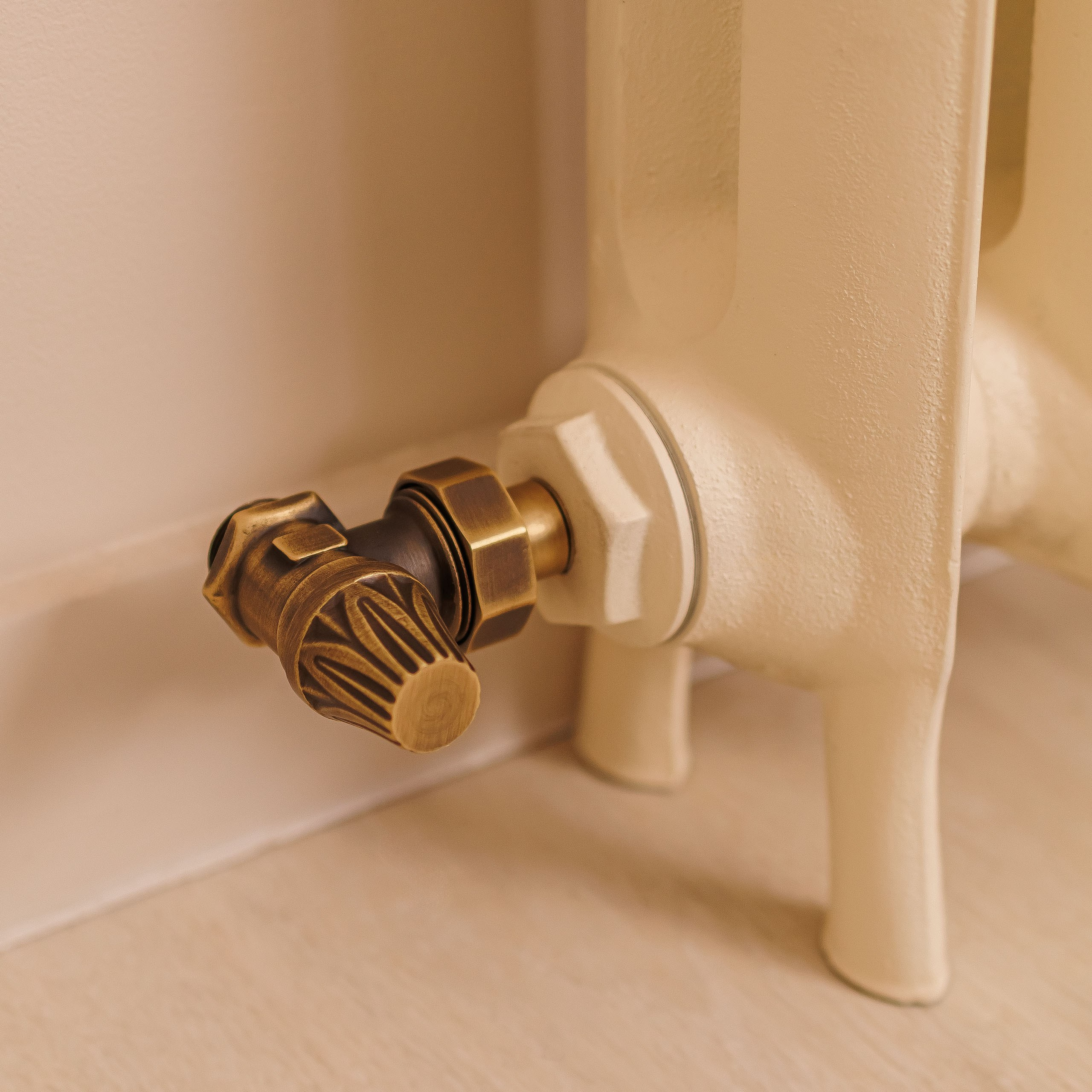 Предметные фотографии дизайнерских радиаторов отопления в стиле ретро