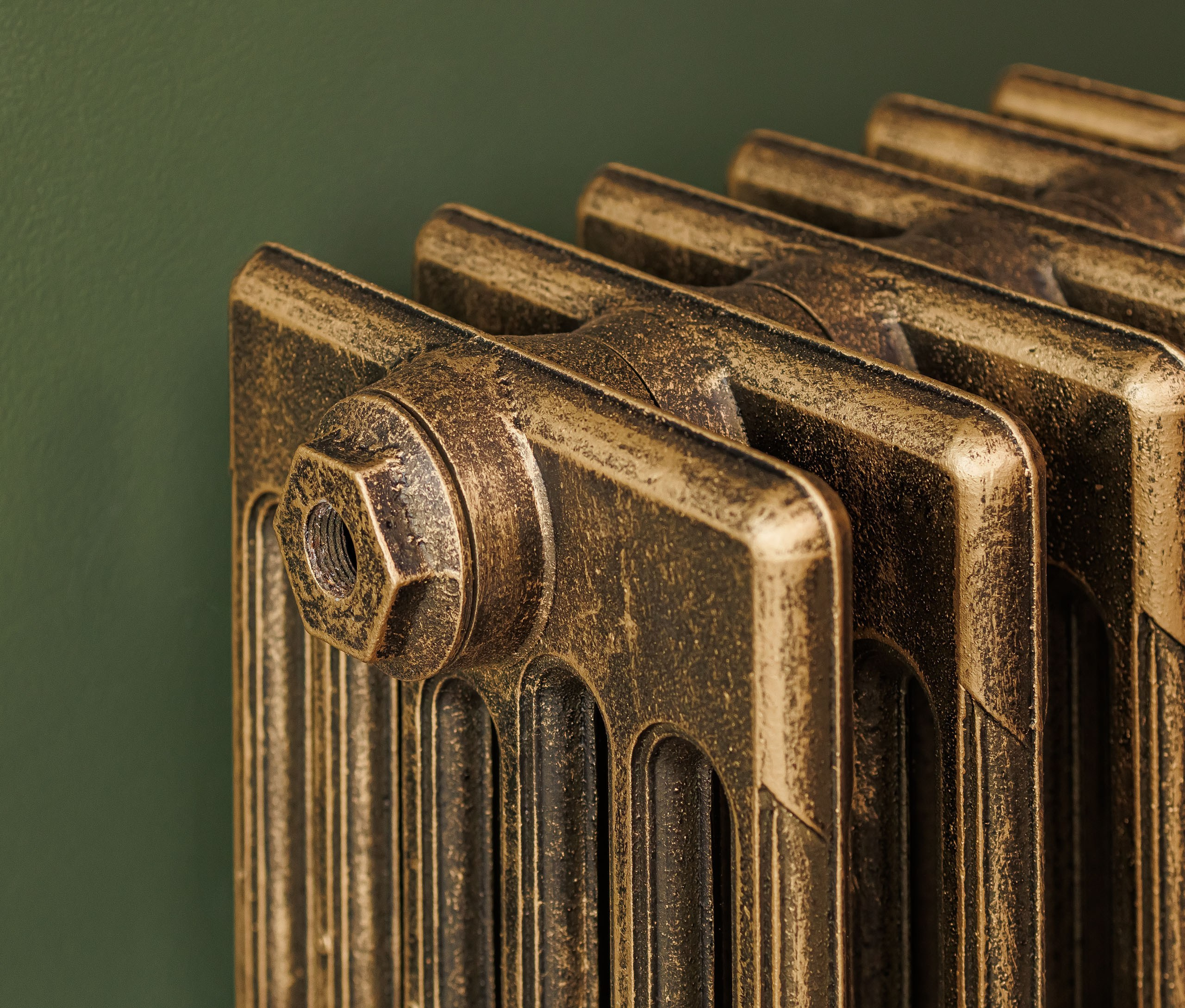 Предметные фотографии дизайнерских радиаторов отопления в стиле ретро