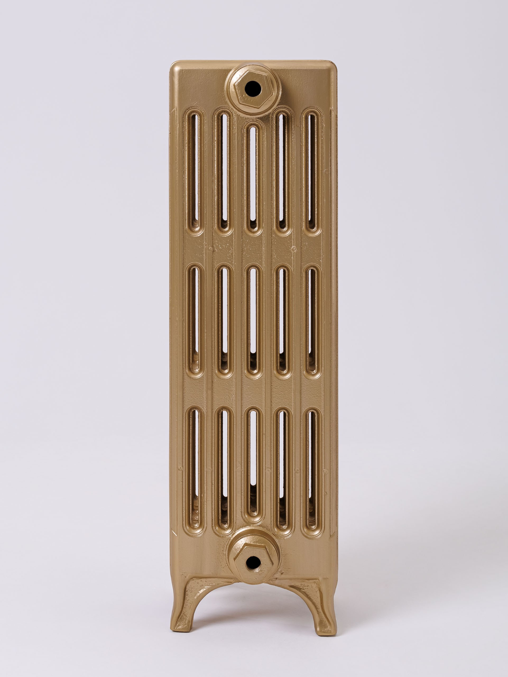 Предметные фотографии дизайнерских радиаторов отопления в стиле ретро