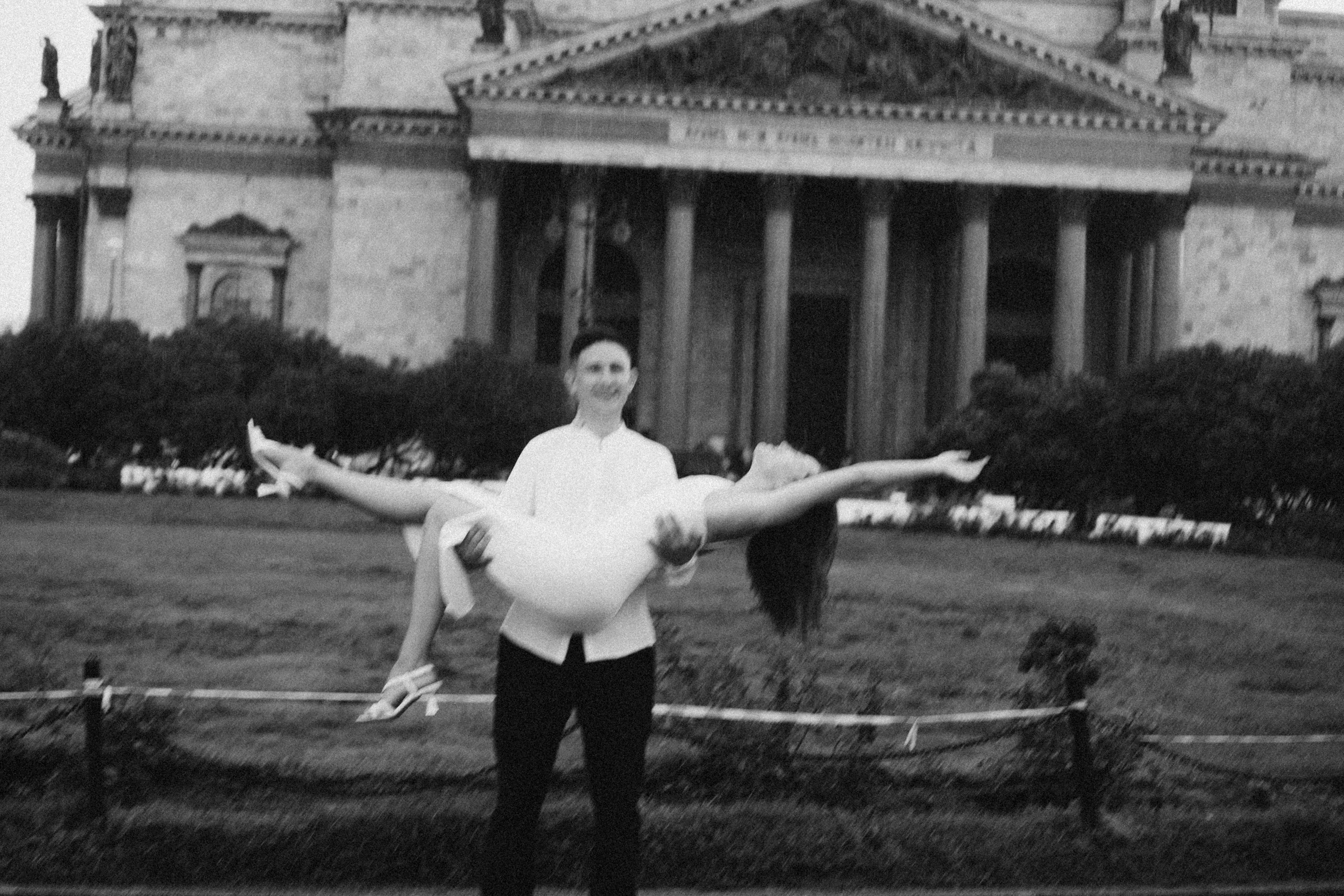 СВАДЕБНАЯ ФОТОСЕСИСИЯ В МЕТРО И ВОЗЛЕ ИСАКИЕВСКОГО СОБОРА В ДОЖДЬ. Профессиональный фотограф, Санкт-Петербург — Виктория Богомолова