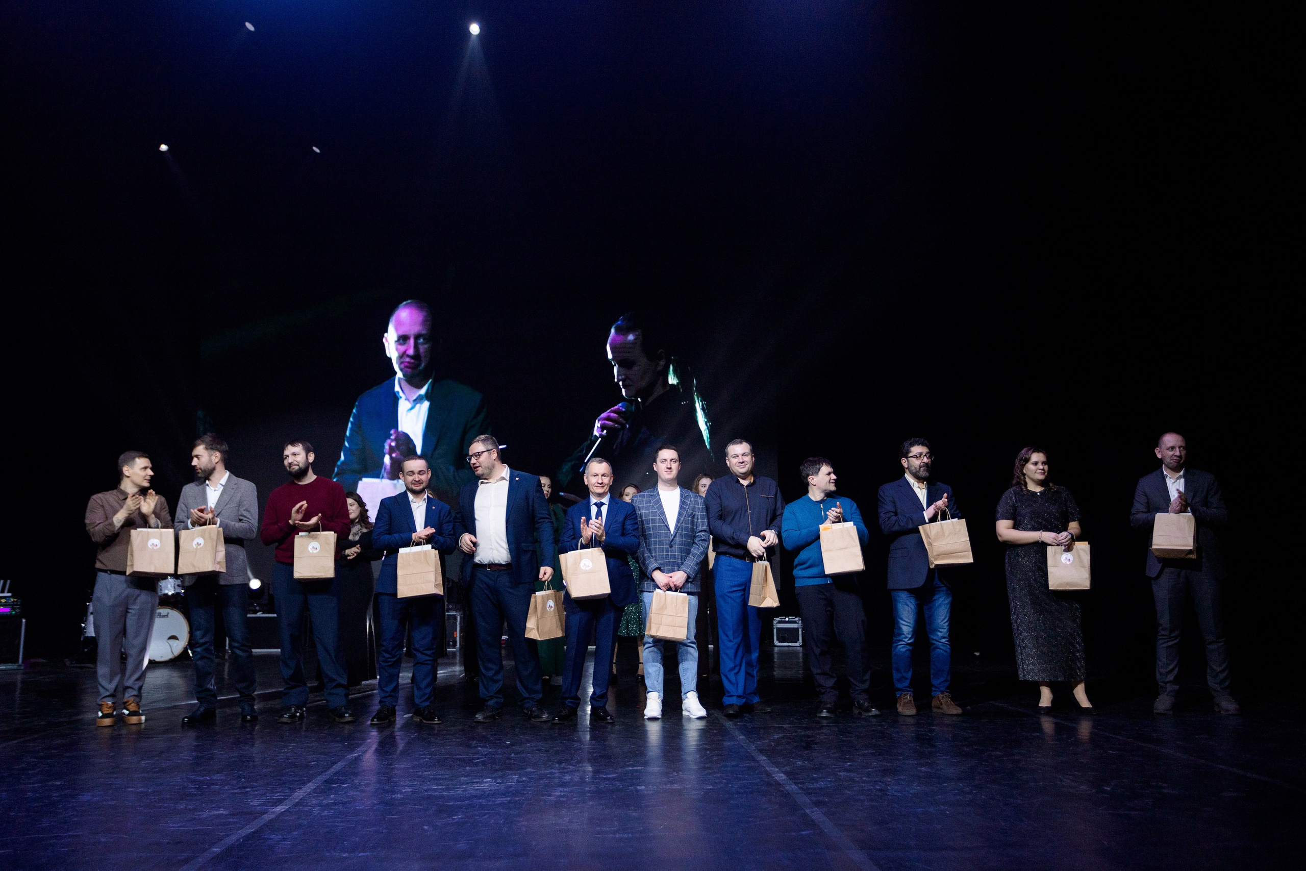 РЕПОРТАЖ: НОВЫЙ ГОД В ДК МЕТАЛЛУРГ. Профессиональный фотограф в Ижевске Леша Петров