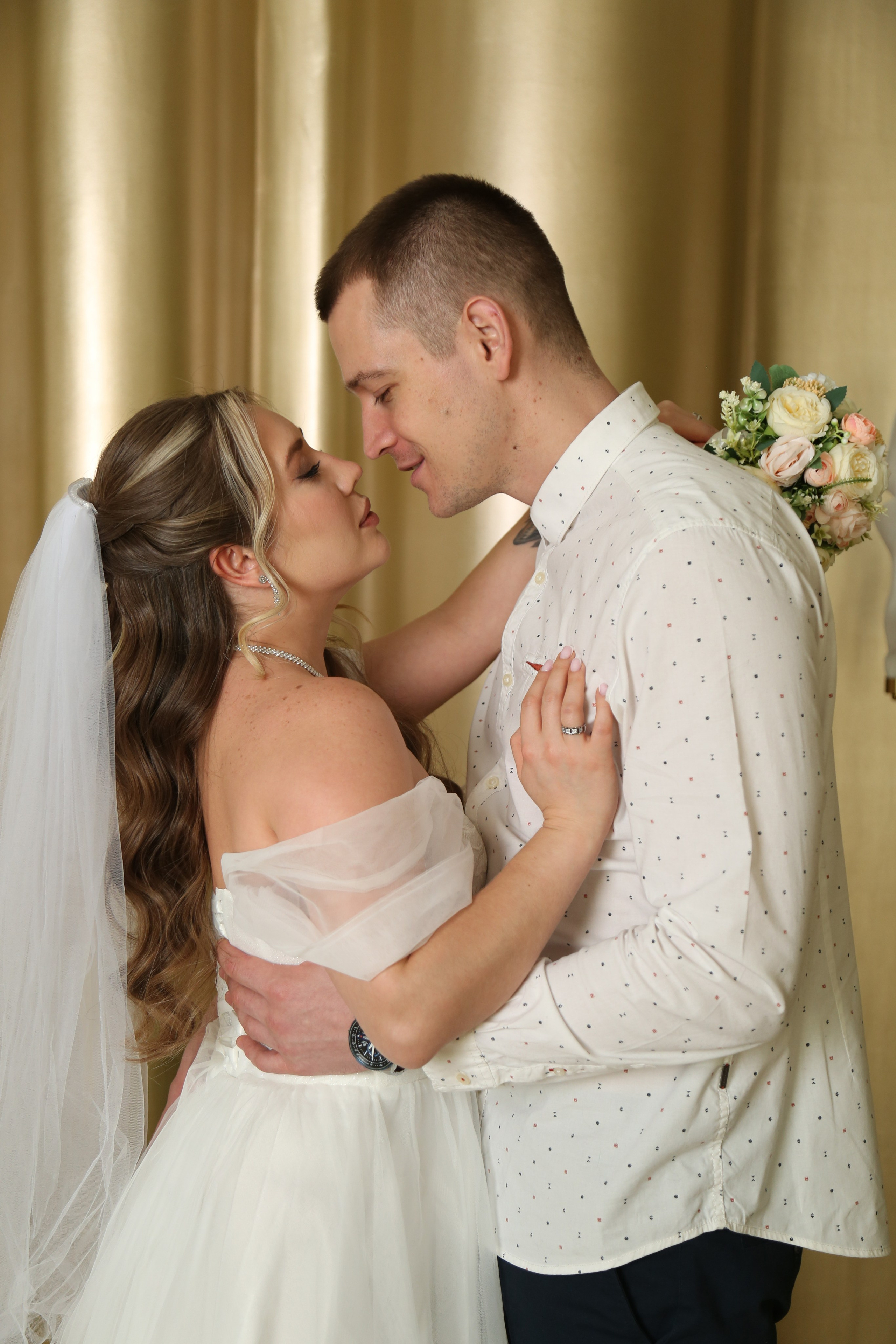 Свадебная фотосессия Динары и Романа в Шипиловском Загсе. Фотосессия в студии в Москве от профессионального фотографа услуги по доступным ценам