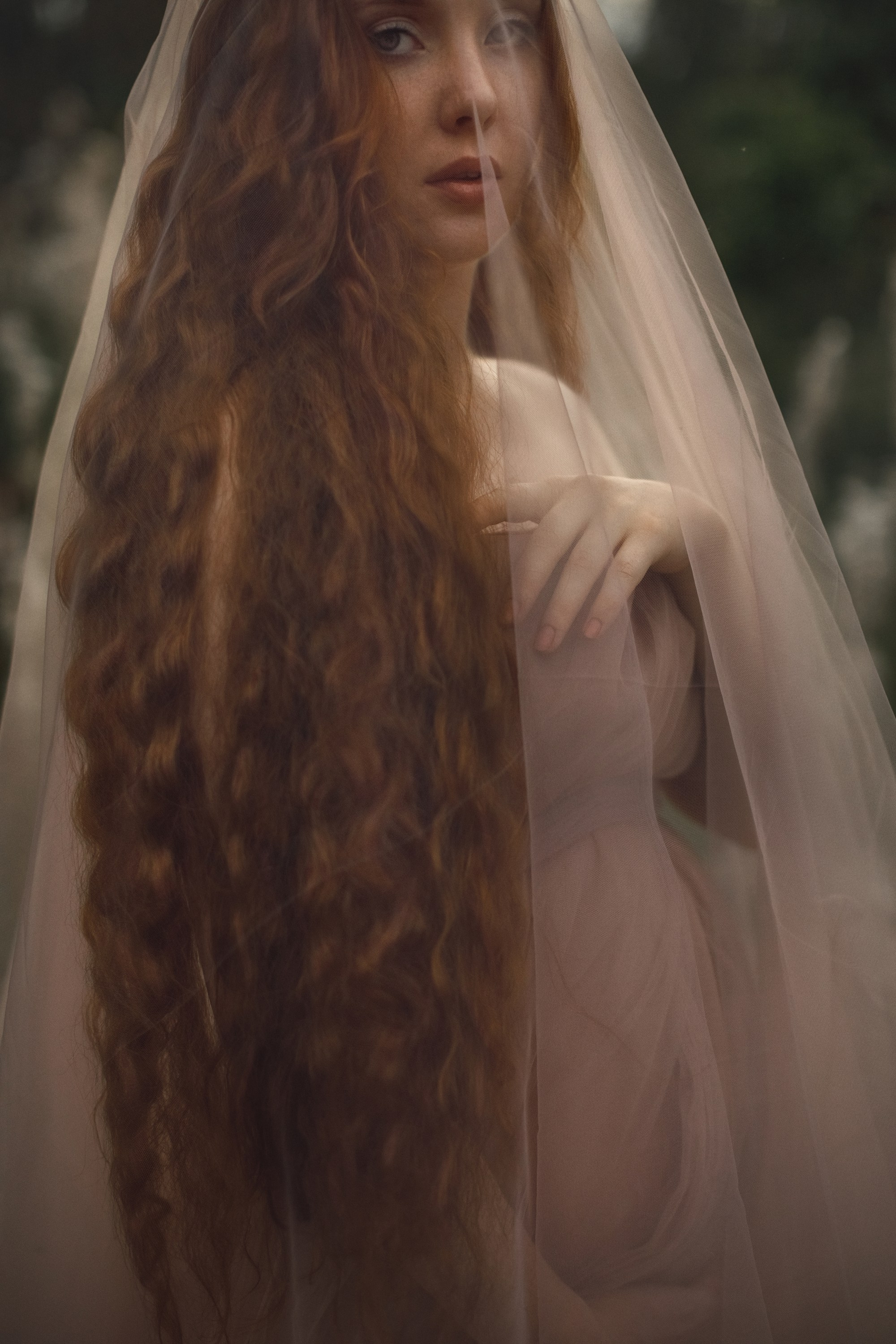 портрет красивой беременной рыжей девушки