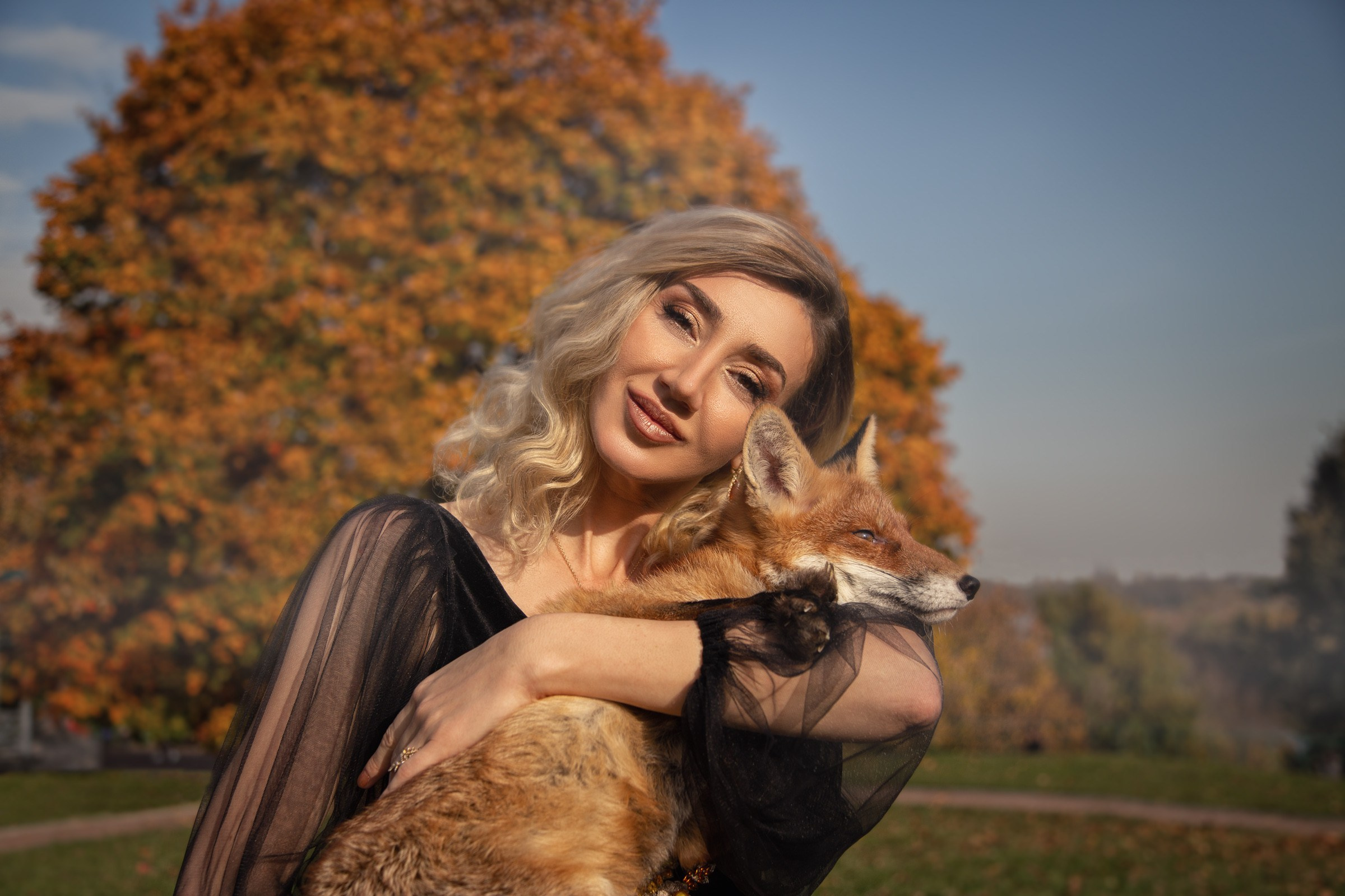 Женский портрет с лисой — необычная съемка с контактным животным | Фотограф Анна Татаурова. Фотограф Анна Татаурова | Авторская фотосъемка в Москве