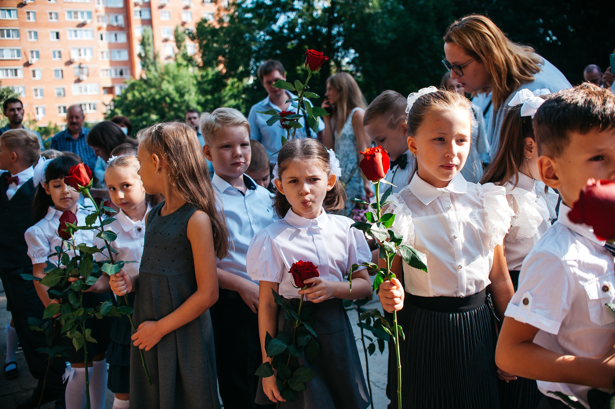 Линейка 1ж класса, Лицей 103. Свадебный и семейный фотограф в Ростове-на-Дону Алина Астахова