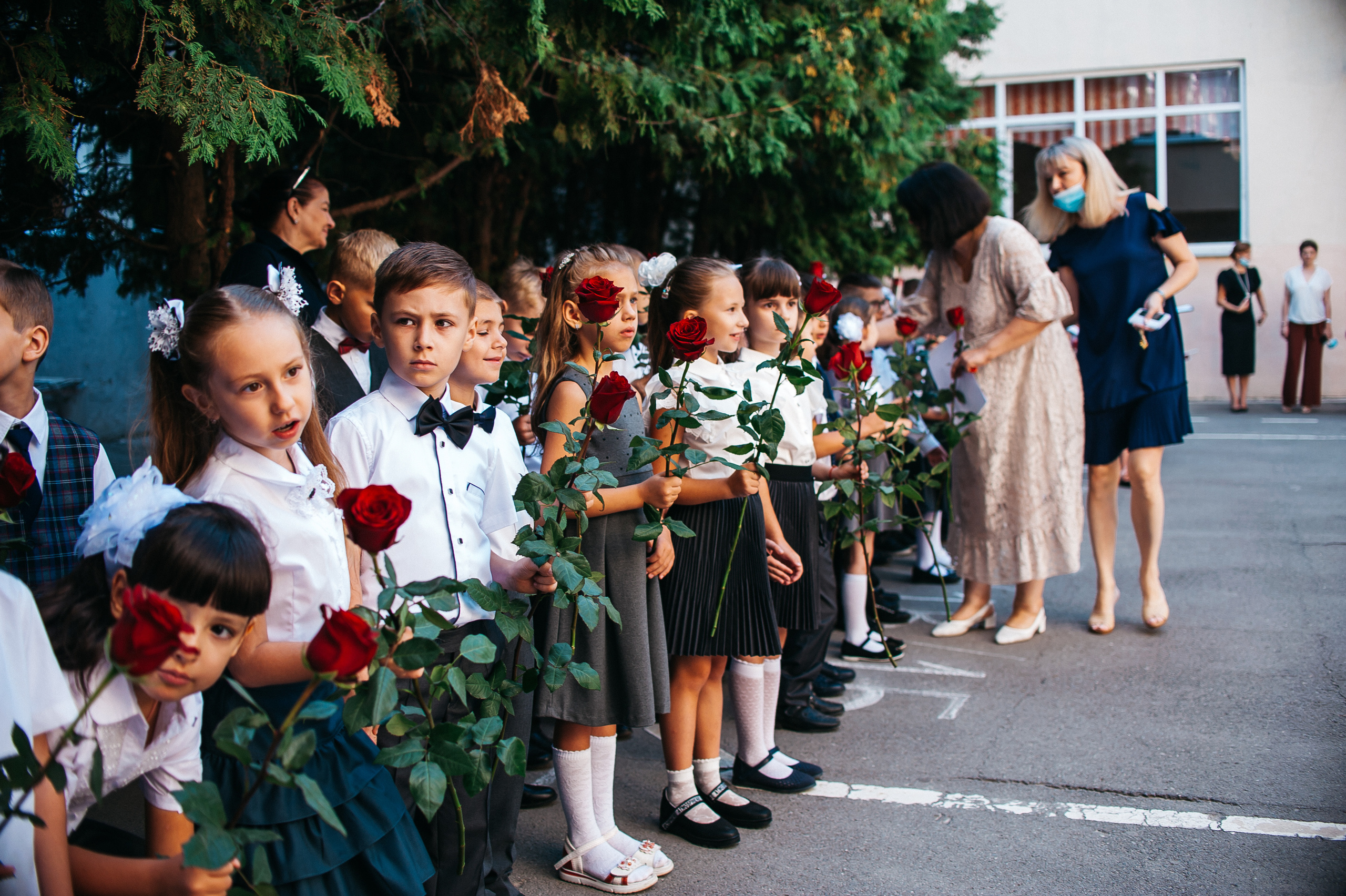 Линейка 1ж класса, Лицей 103. Свадебный и семейный фотограф в Ростове-на-Дону Алина Астахова