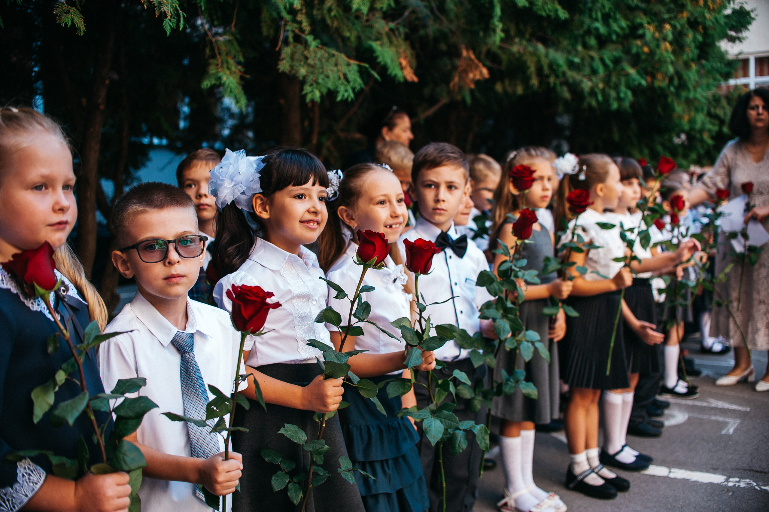 Линейка 1ж класса, Лицей 103. Свадебный и семейный фотограф в Ростове-на-Дону Алина Астахова