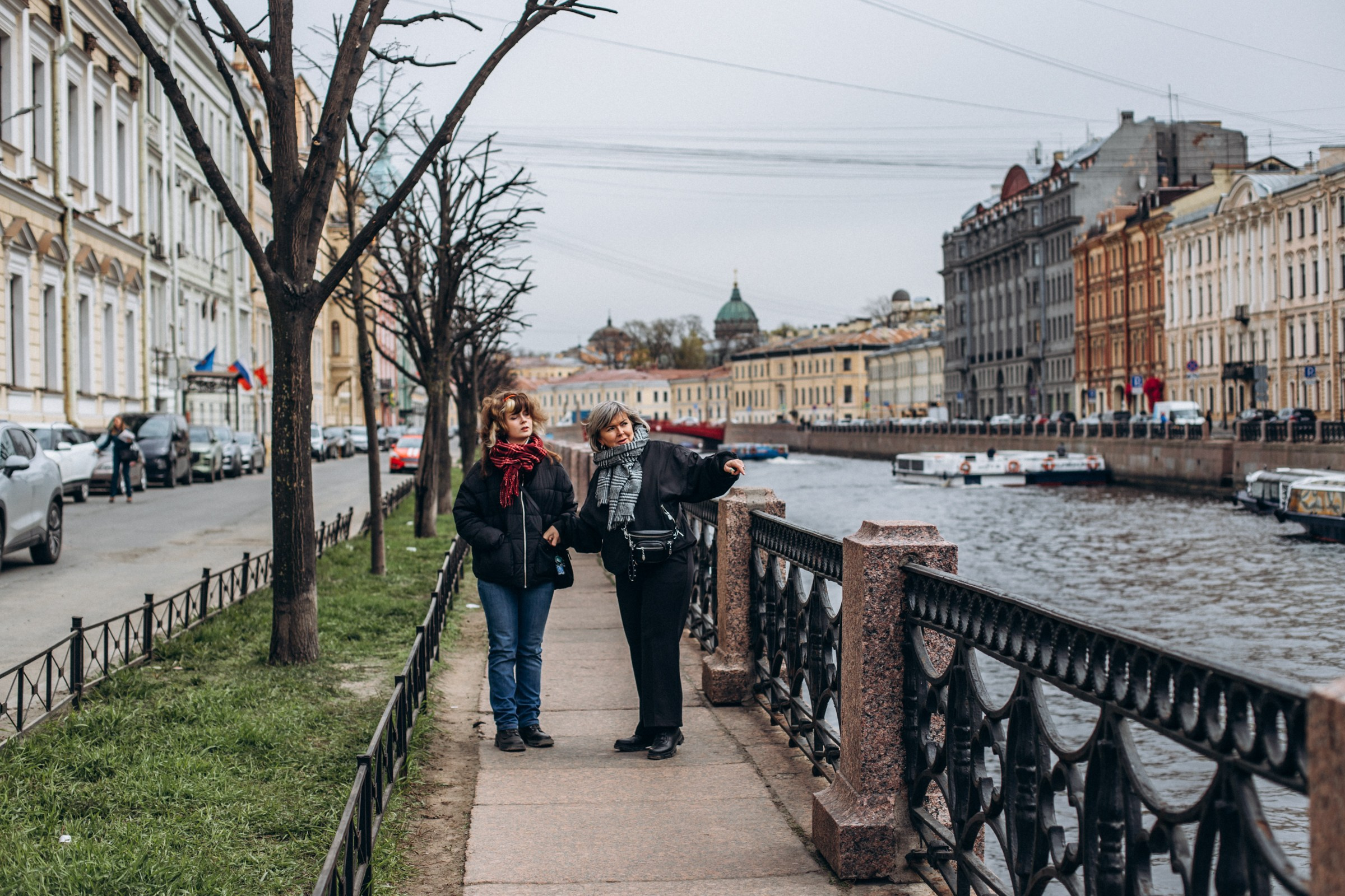 Ольга и Варвара в мае. Фотопрогулка в Петербурге. Индивидуальный и семейный фотограф в Санкт-Петербурге