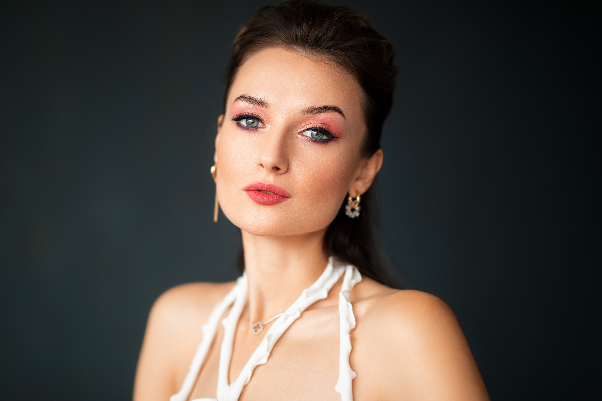 Студийный фотосет с Анастасией в минимальном интерьере в формате для «себя»